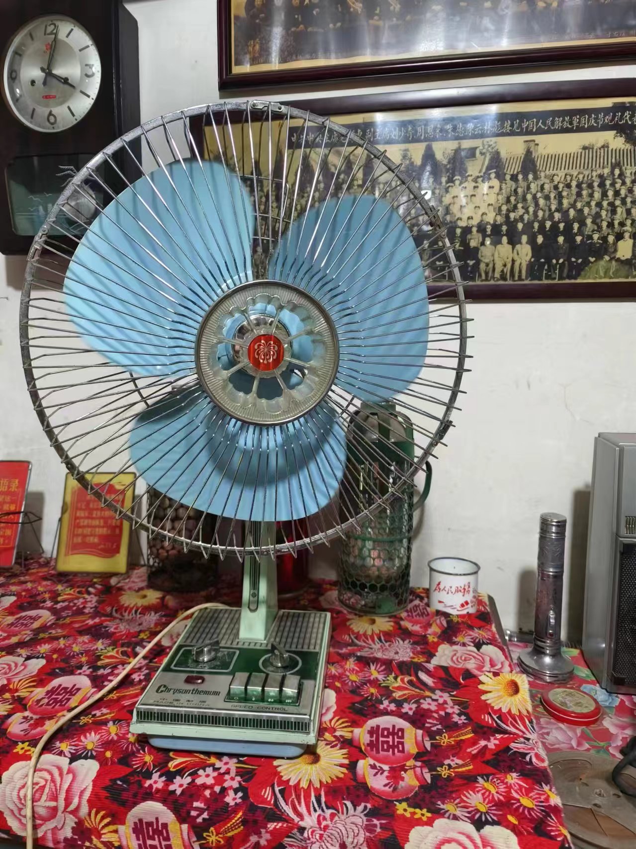 老式菊花台式风扇!品相保存的非常好正常使用,有喜欢收藏的吗?