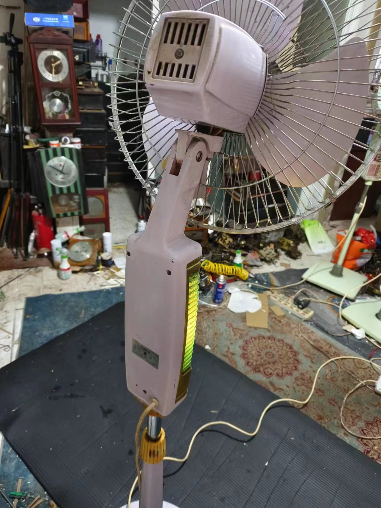 老菊花落地扇,品相保存极好,功能正常使用,几十年了这么好品相很难