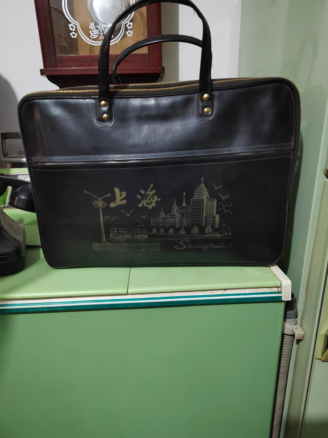 老上海提包,品相保存的非常好,有喜欢的吗?