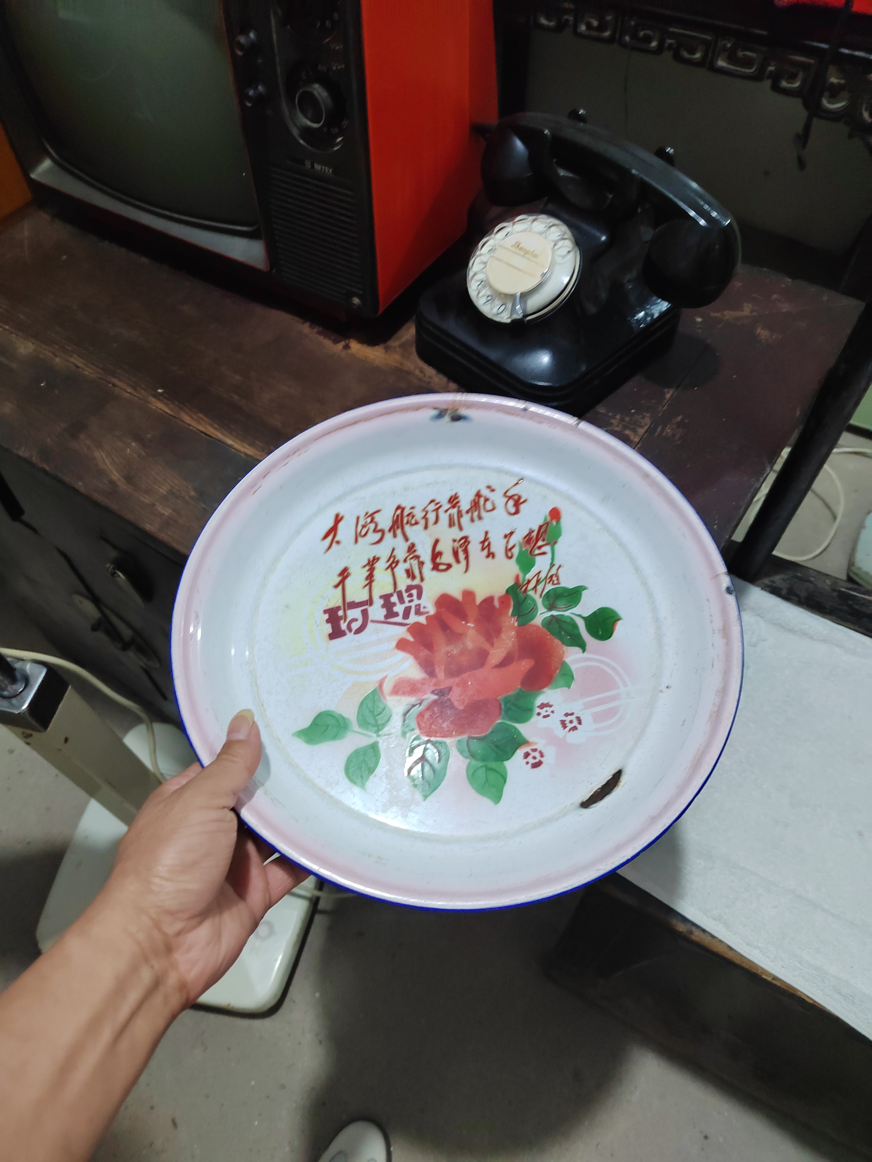 老旧唐瓷盘子,有林词,喜欢红色收藏来吧转让给你.