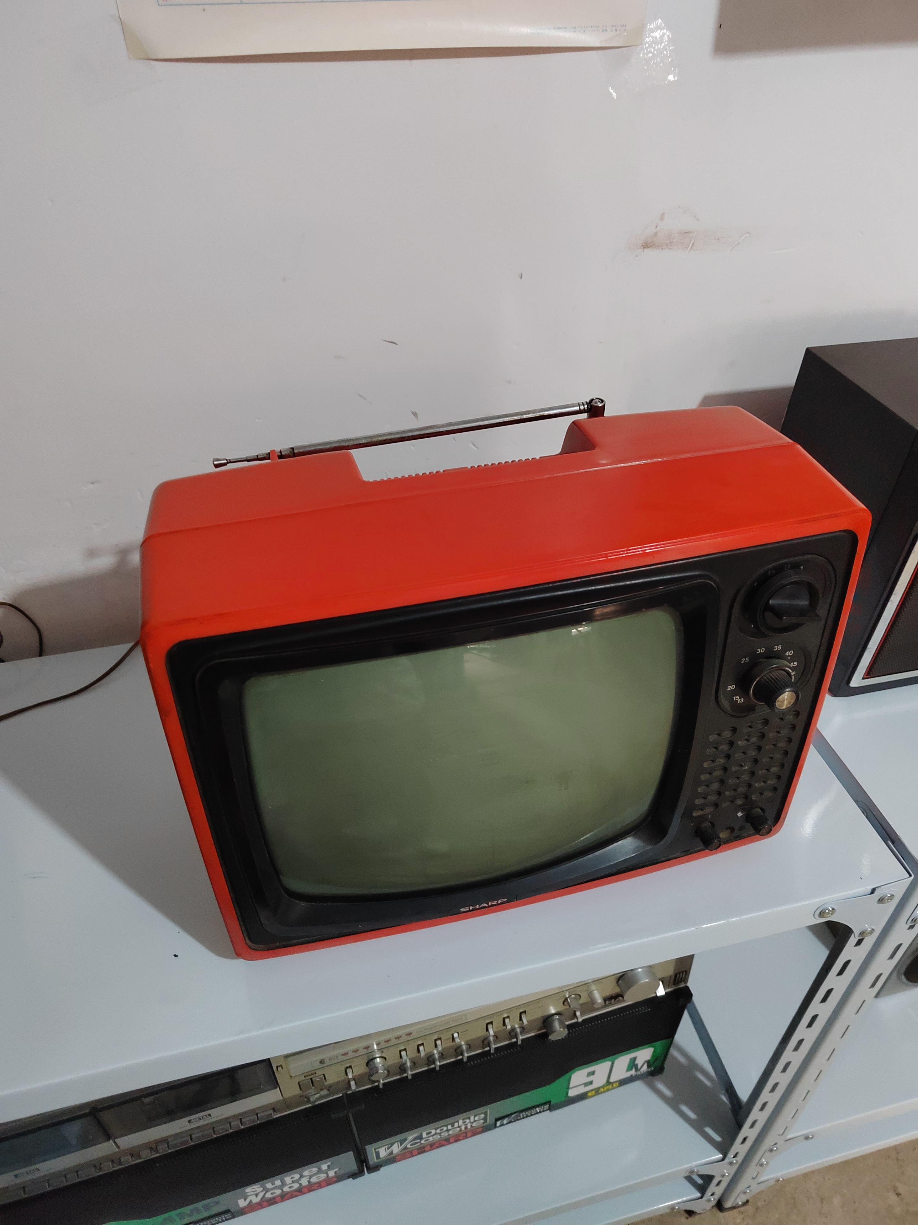 夏普黑白电视机,品相保存好正常使用,有喜欢的吗?
