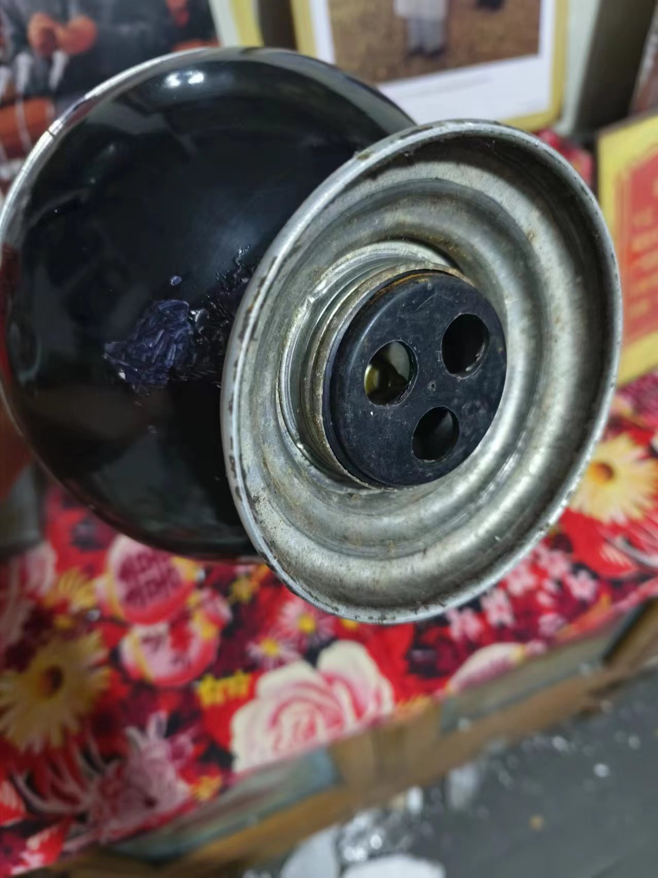 老式暖水壶非常独特,保存的非常好,有喜欢老物件收藏吗?