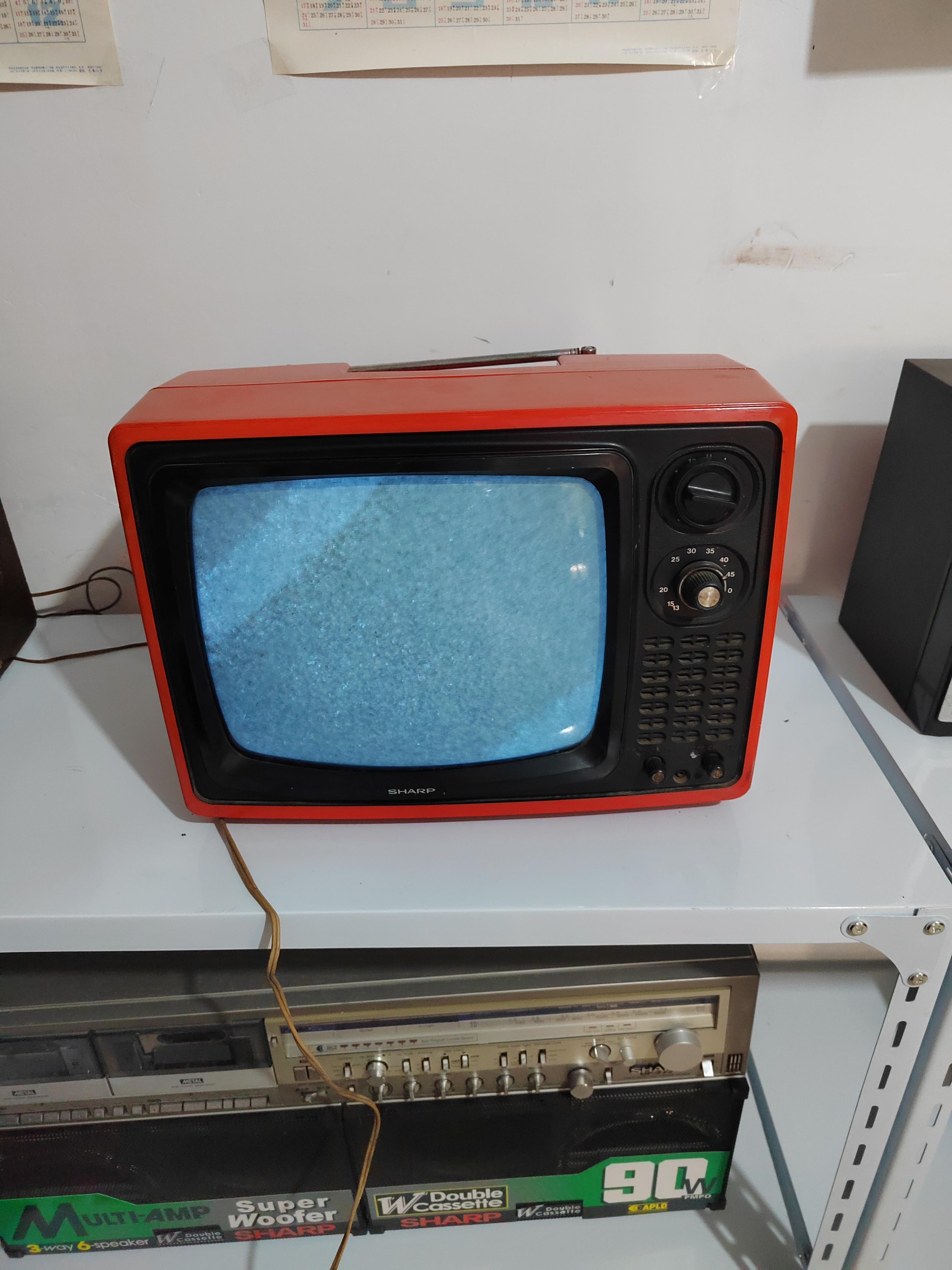 夏普黑白电视机,品相保存好正常使用,有喜欢的吗?