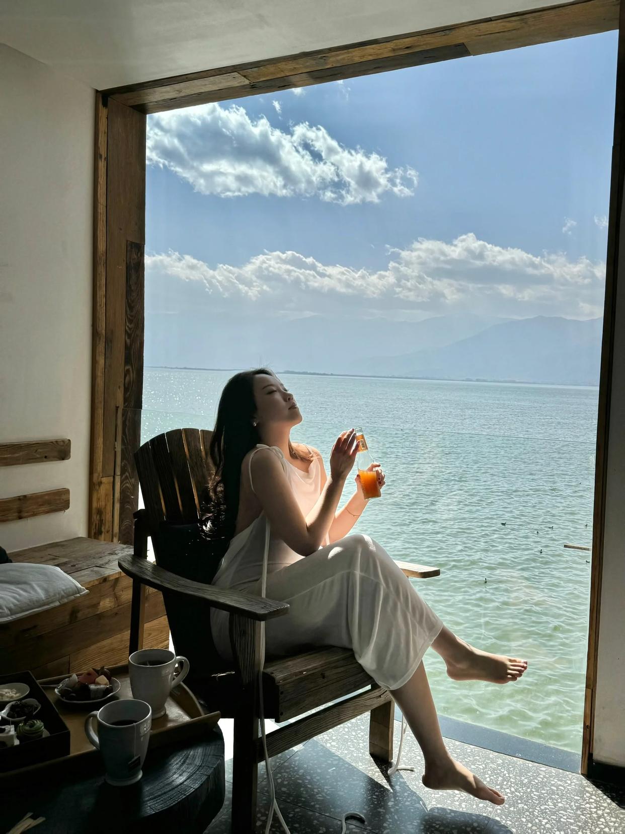 阳台上的白衣仙子,阳光正好,海风微凉,阳台上出现了一位白衣仙子.