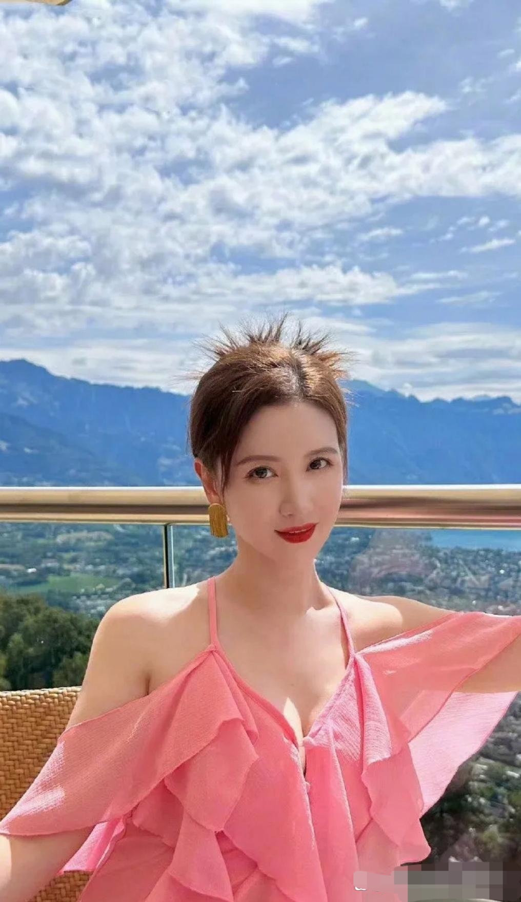 浪漫樱花舞,张萌粉色吊带裙演绎春日魔法,春风拂面,樱花盛开,张萌身着