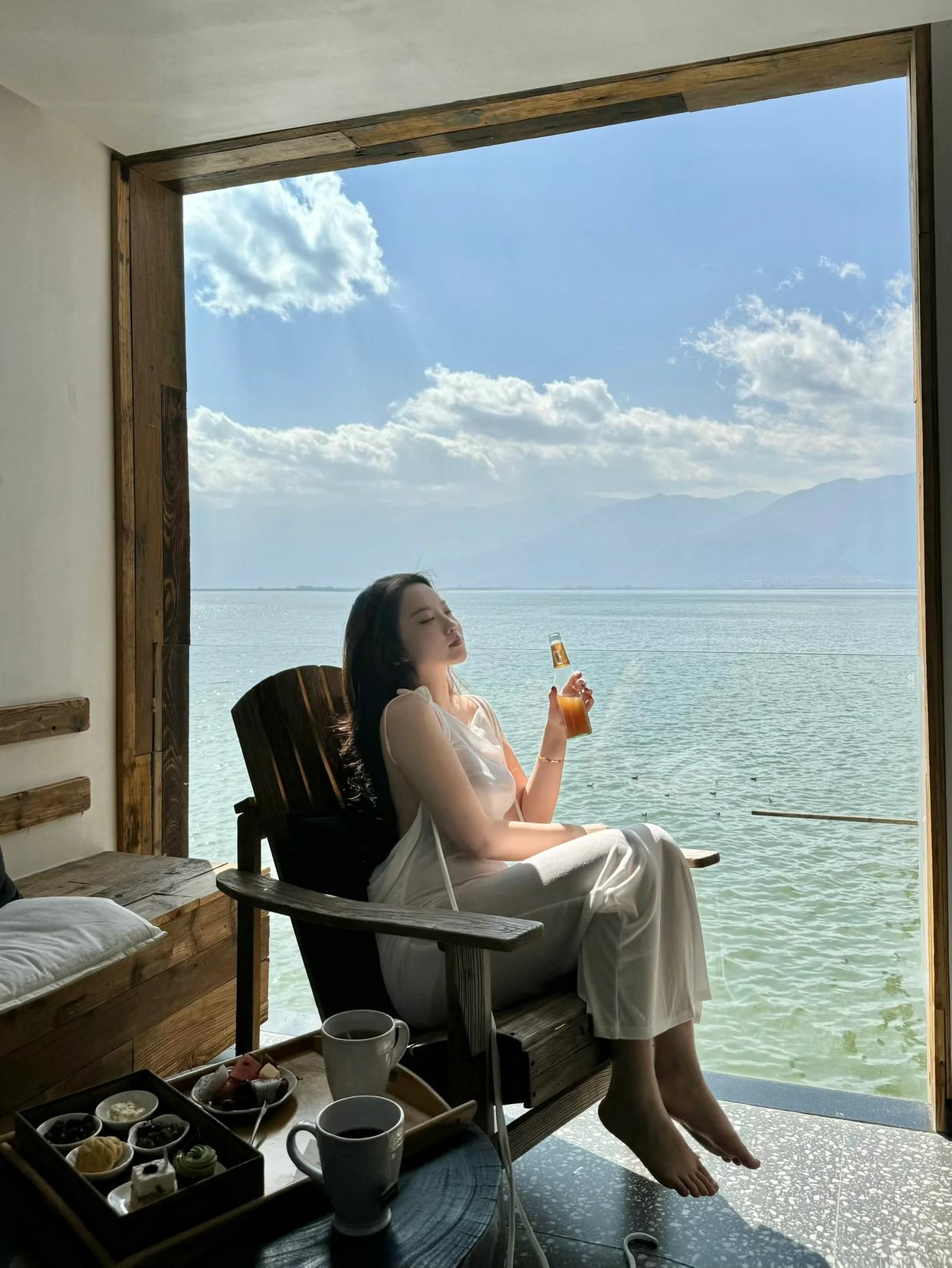 阳台上的白衣仙子,阳光正好,海风微凉,阳台上出现了一位白衣仙子.