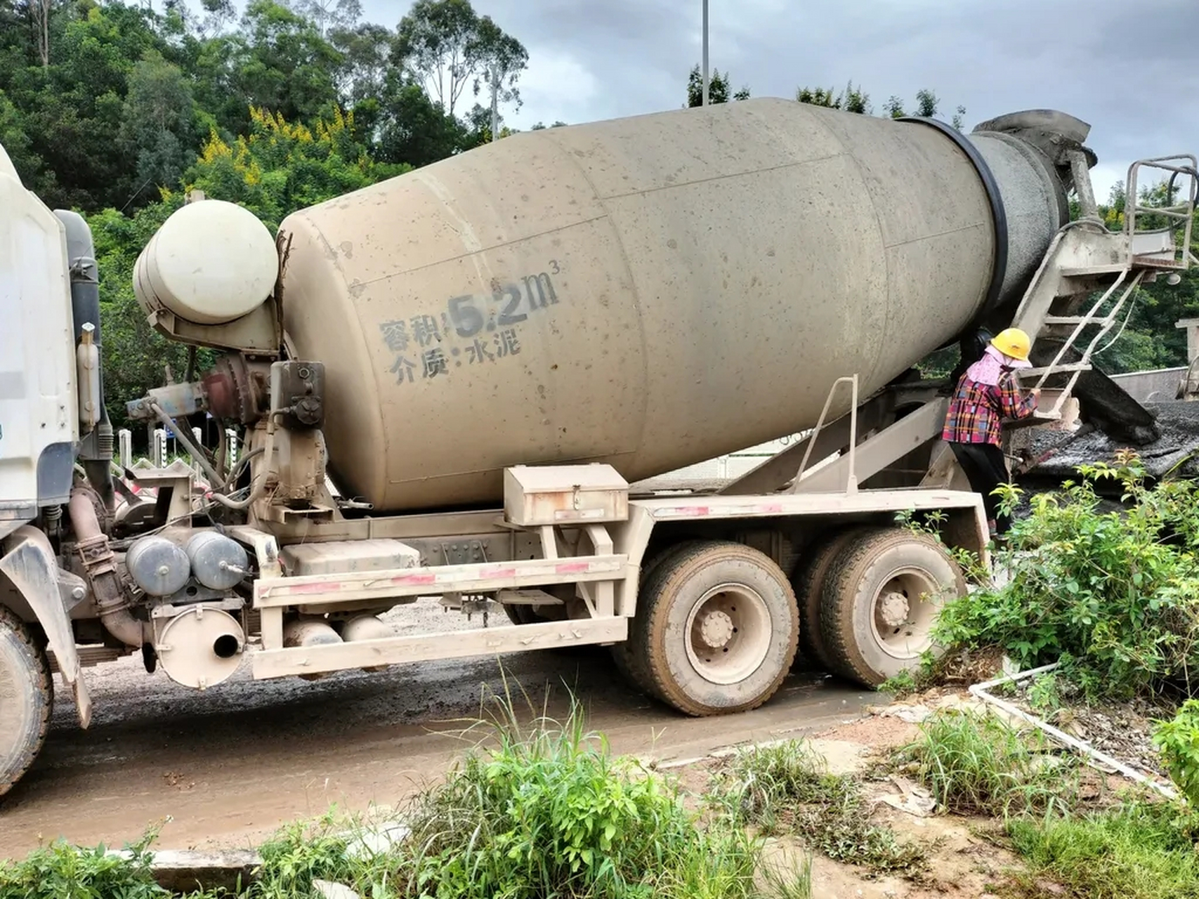 真羡慕我们工地上的搅拌车司机,轻松月入过万.