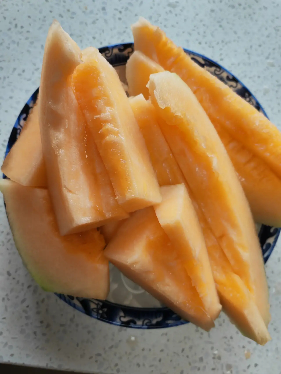 那天他看我把哈密瓜剖开,把籽去掉,再把瓜皮削了,切成一块块地摆盘,撇