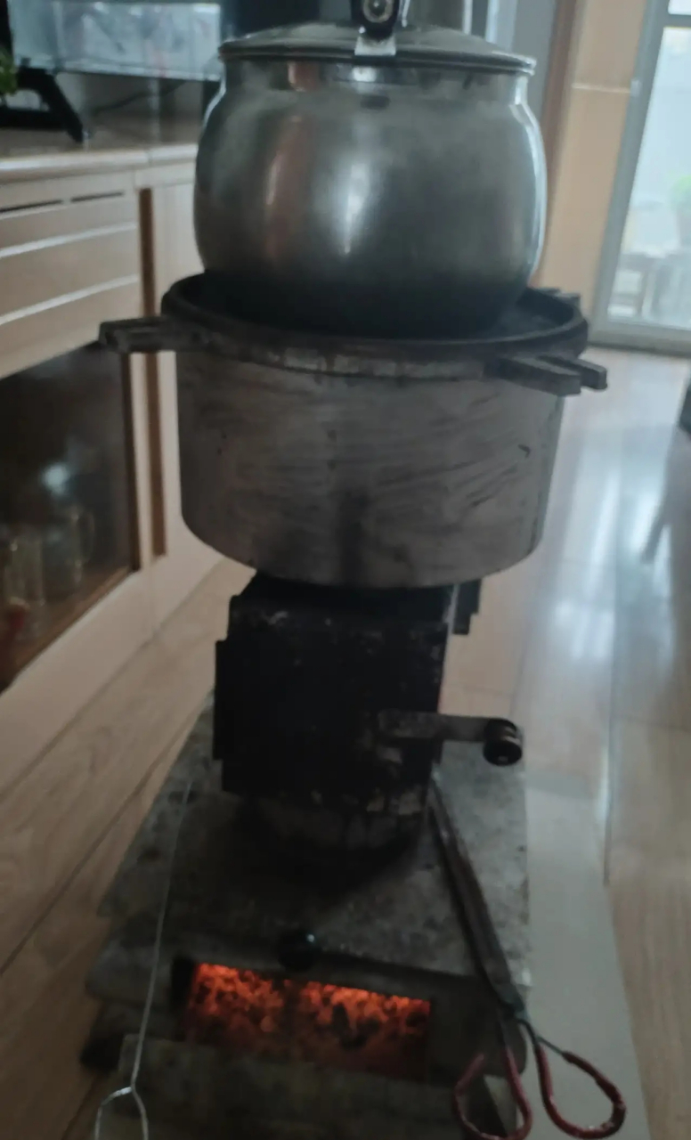 冬天取暖需要烧煤,过去的炉子挺好的,可以连用个十几年,都是铁铸的.