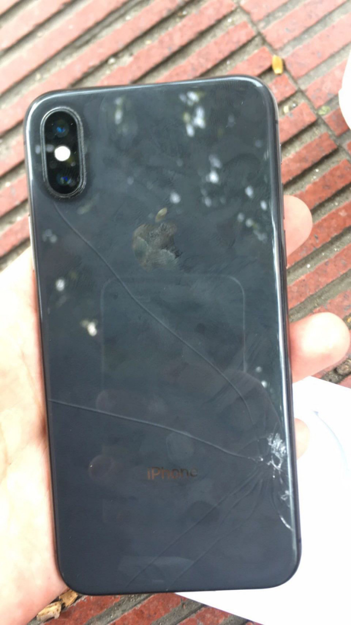 网友的iphone xs max摔在地上,屏幕和背板都摔碎了,售后问一下维修