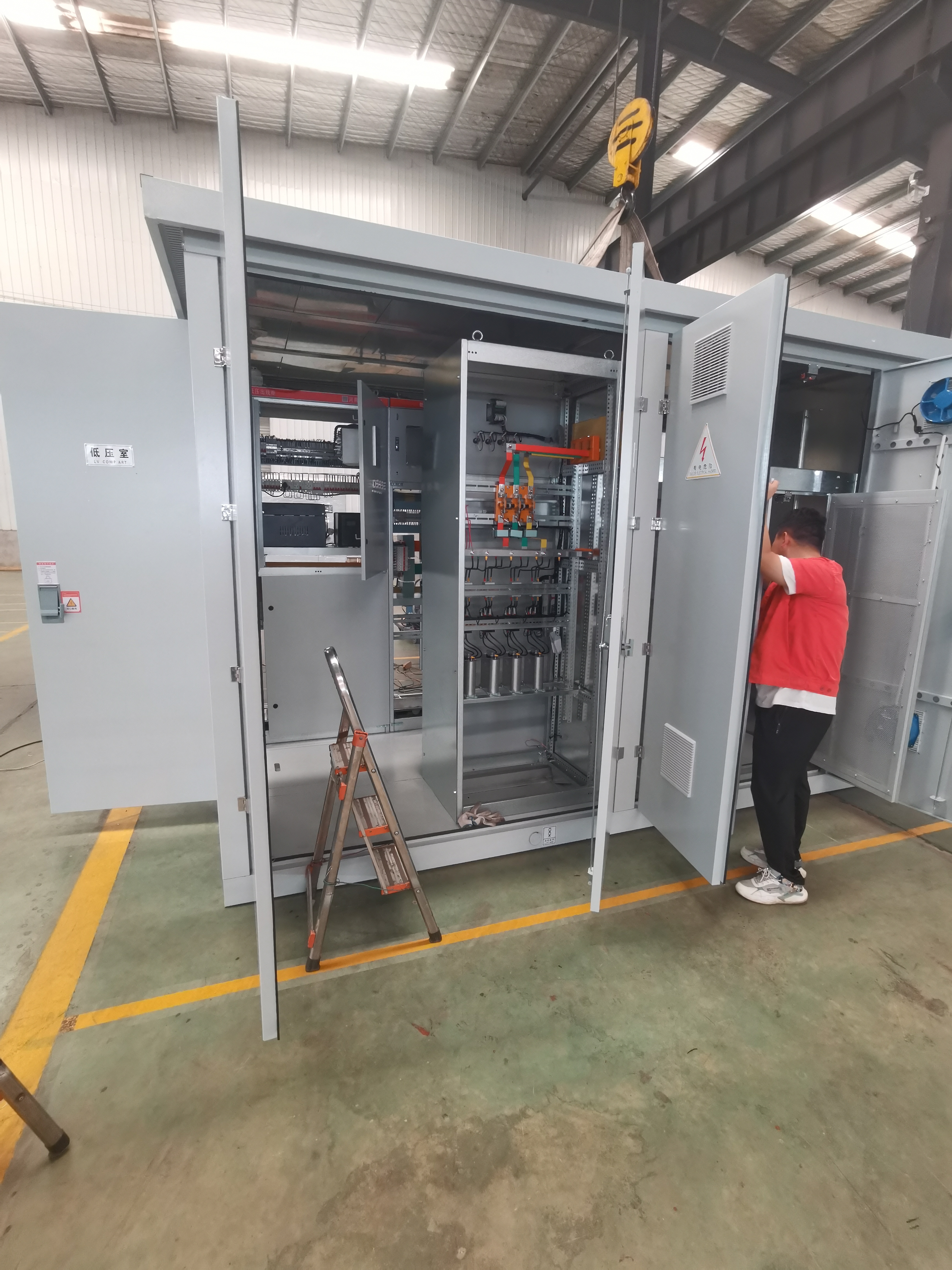 一种集高压开关设备,配电变压器和低压配电装置于一体的工厂预制户内