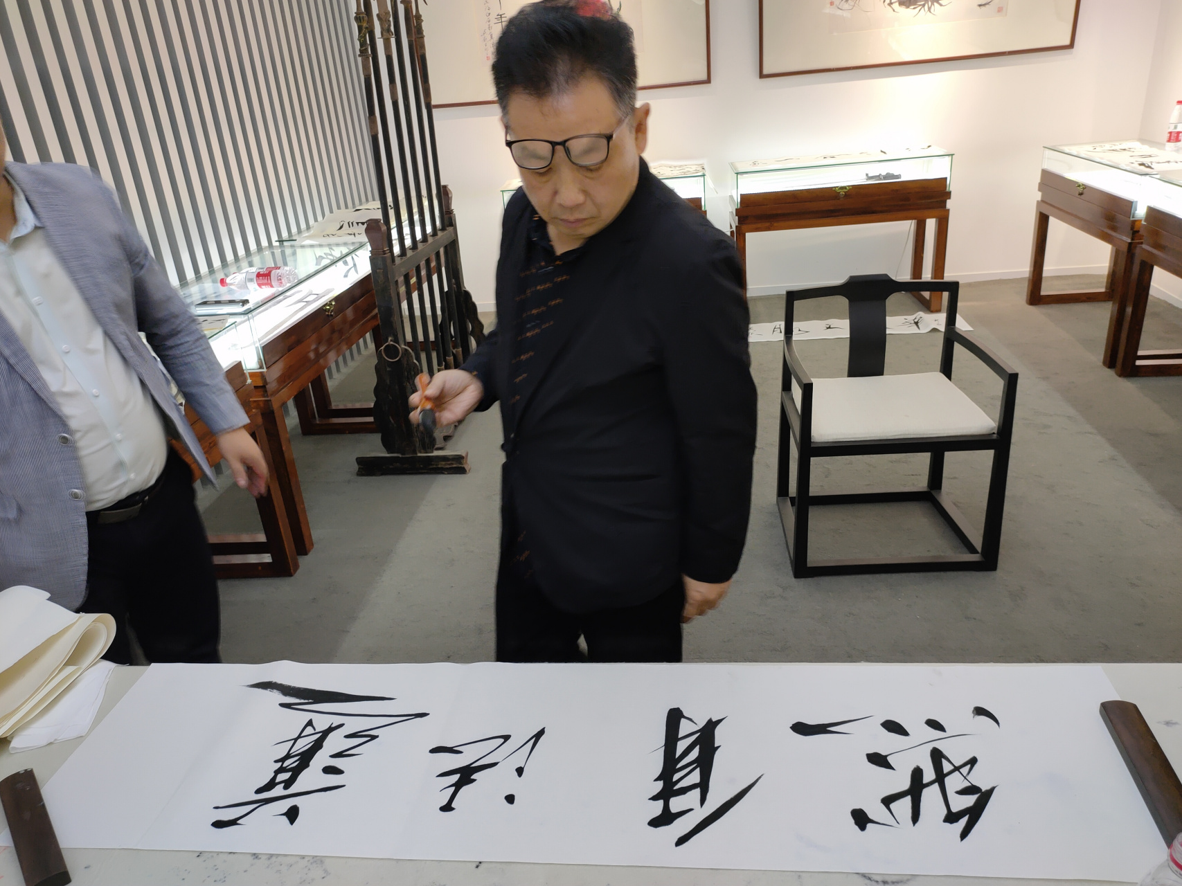 著名书画家吴欢先生的妹妹吴霜是一位剧作家,画家和散文作家.