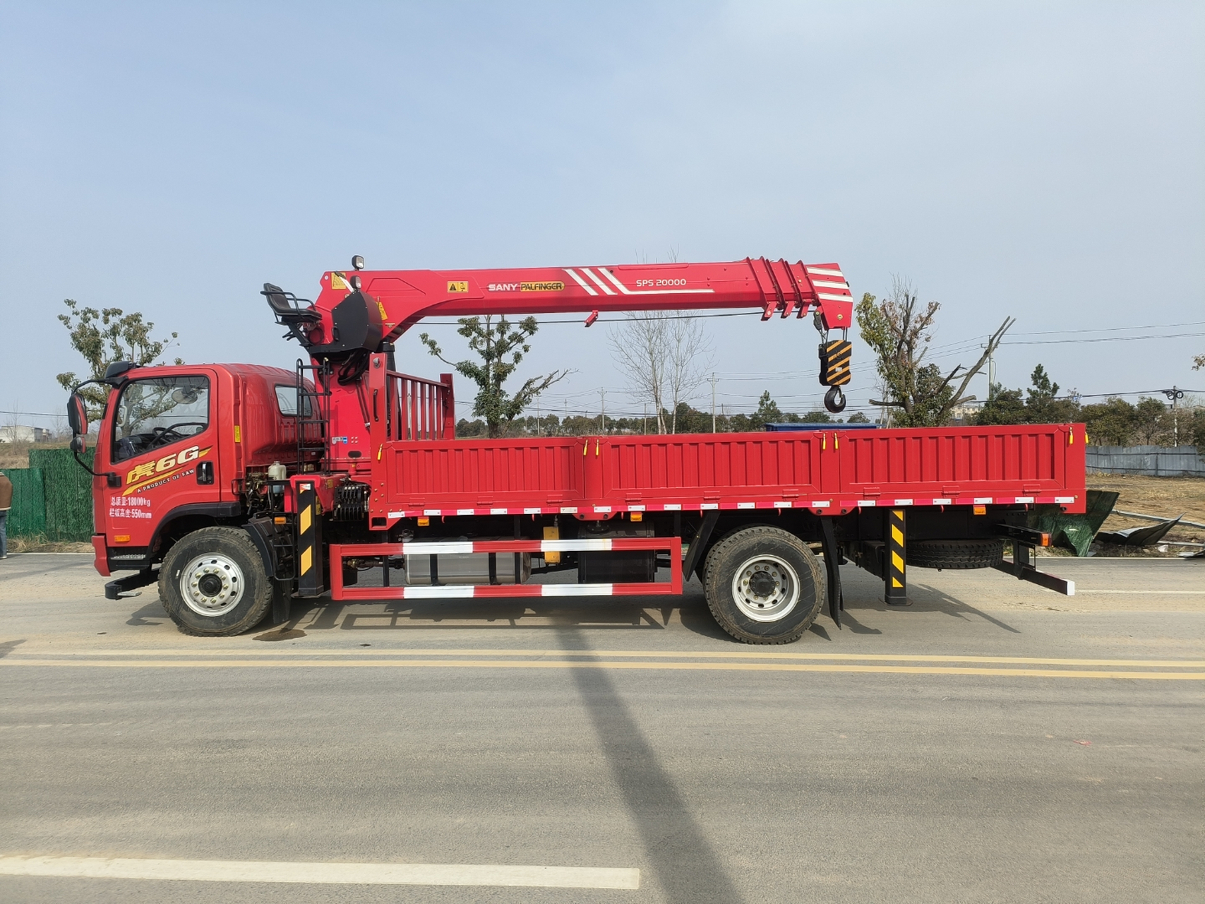 解放虎6g三一8吨随车吊 00这辆停在道路边的卡车简直是一道独特的