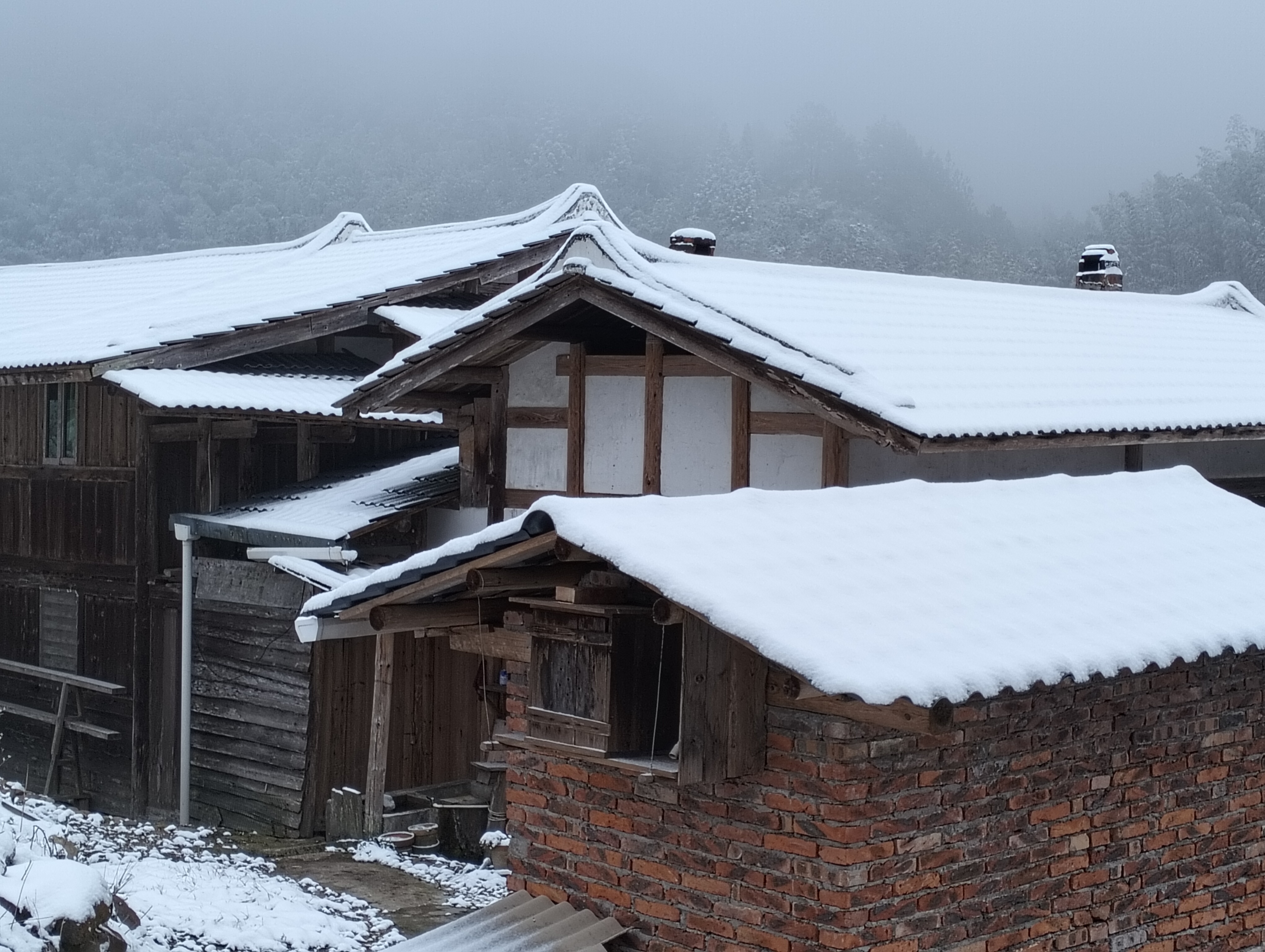 这里相对原始中透着现代,新老结合,这里住的人口不