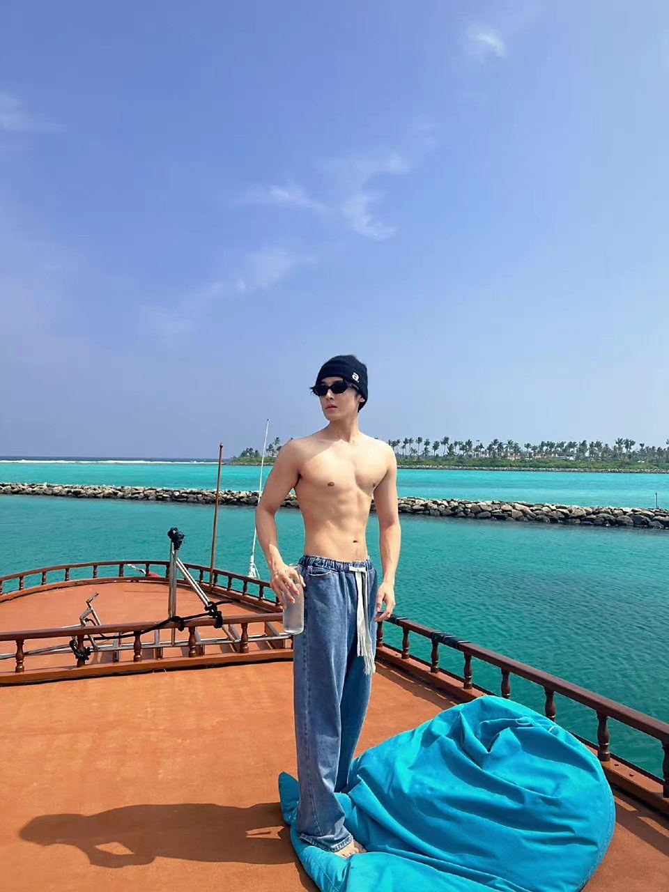 侯明昊晒马尔代夫随拍,身材比例好绝