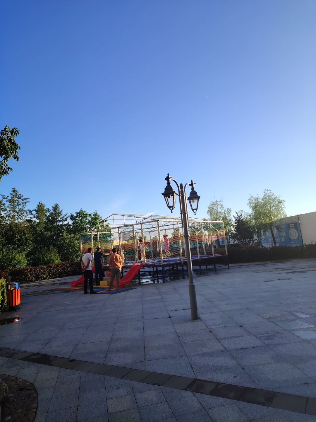 孩子们踩着饭点的尾巴涌出家门,在小区里荡秋千,骑