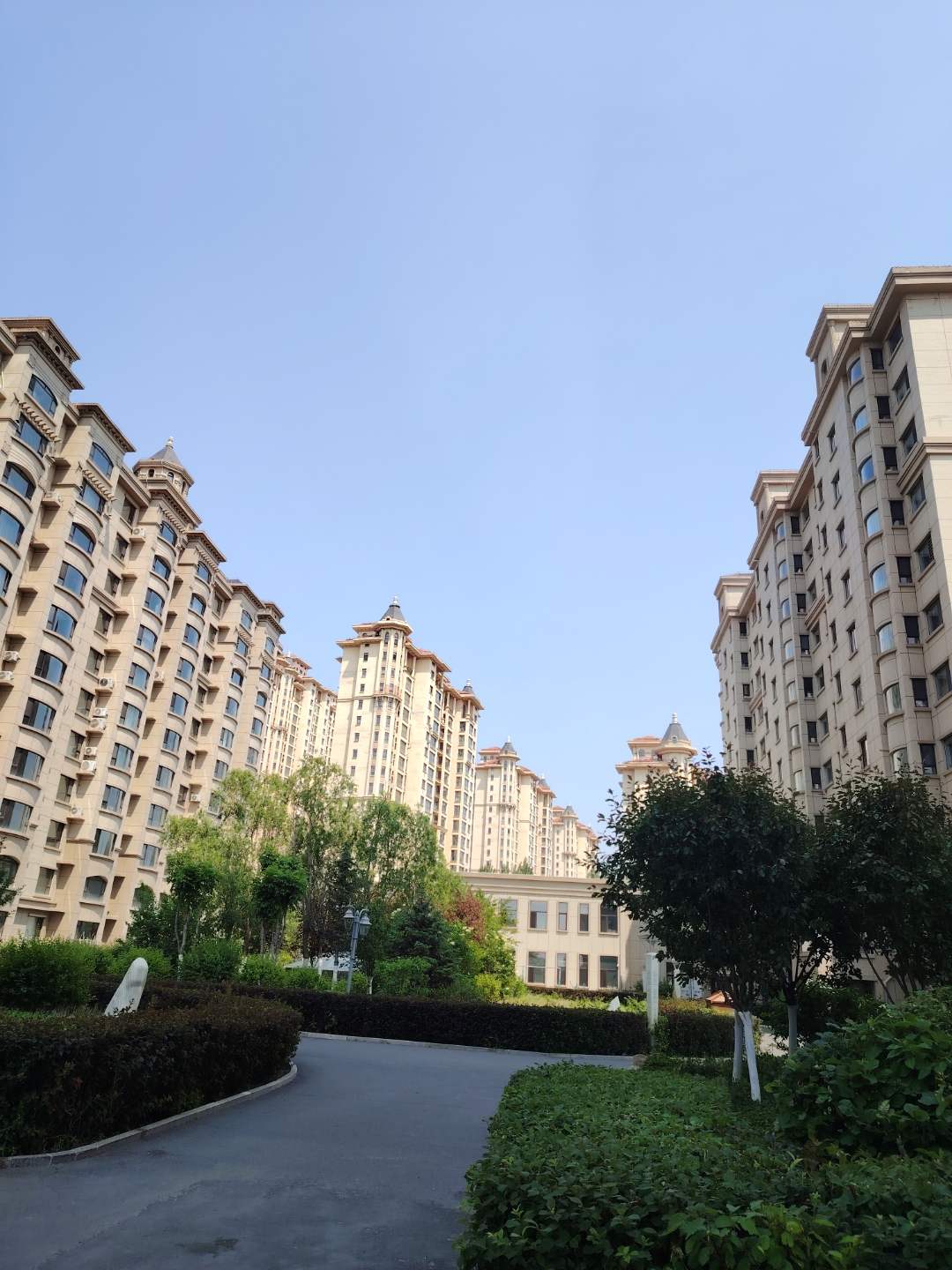 空气凝滞如蒸笼,与南方闷热如出一辙.#动态连更挑战