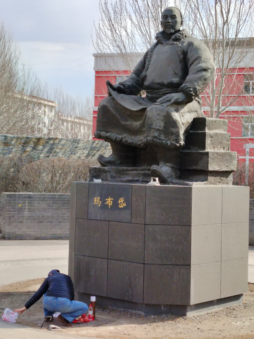 我蹲下来,仰望着您,仿佛能听到千年前,您在这片土