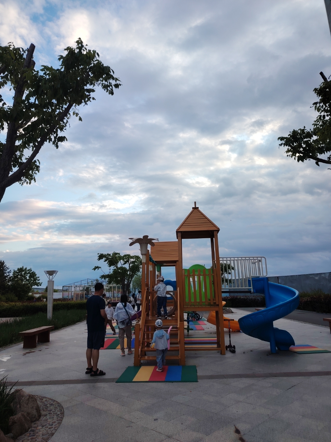 西天晚霞绚烂如画,东面云卷云舒,流霞与白云相映成