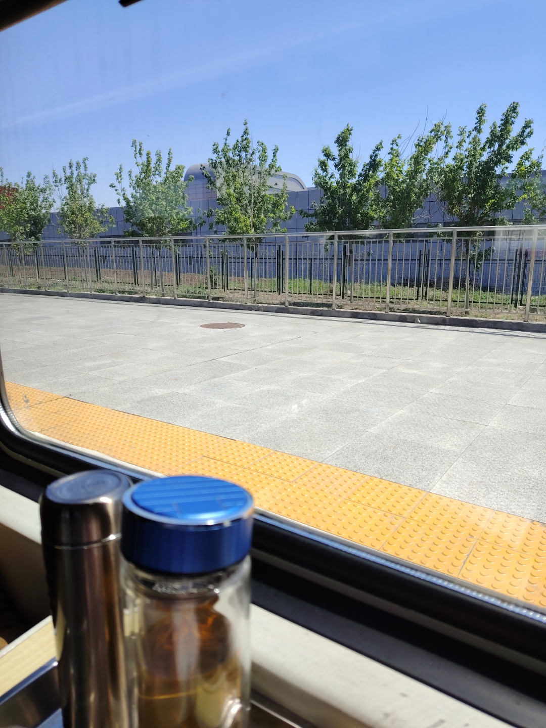 阳光洒满车厢,窗外风景如画卷般掠过.汽笛长鸣,列车载着期待缓缓启程