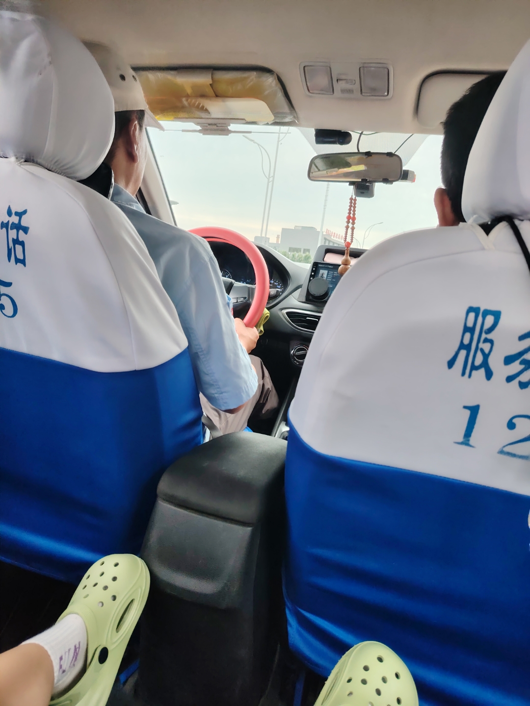 收音机里断续的钢琴声与雨瞪钲谧 出租车后座看窗外