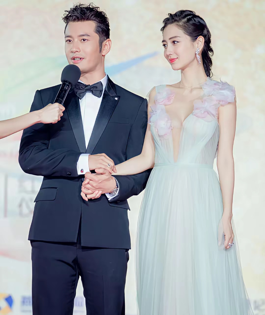 我觉得是黄找到的最好的了 这样顶级美貌 极具人格魅力