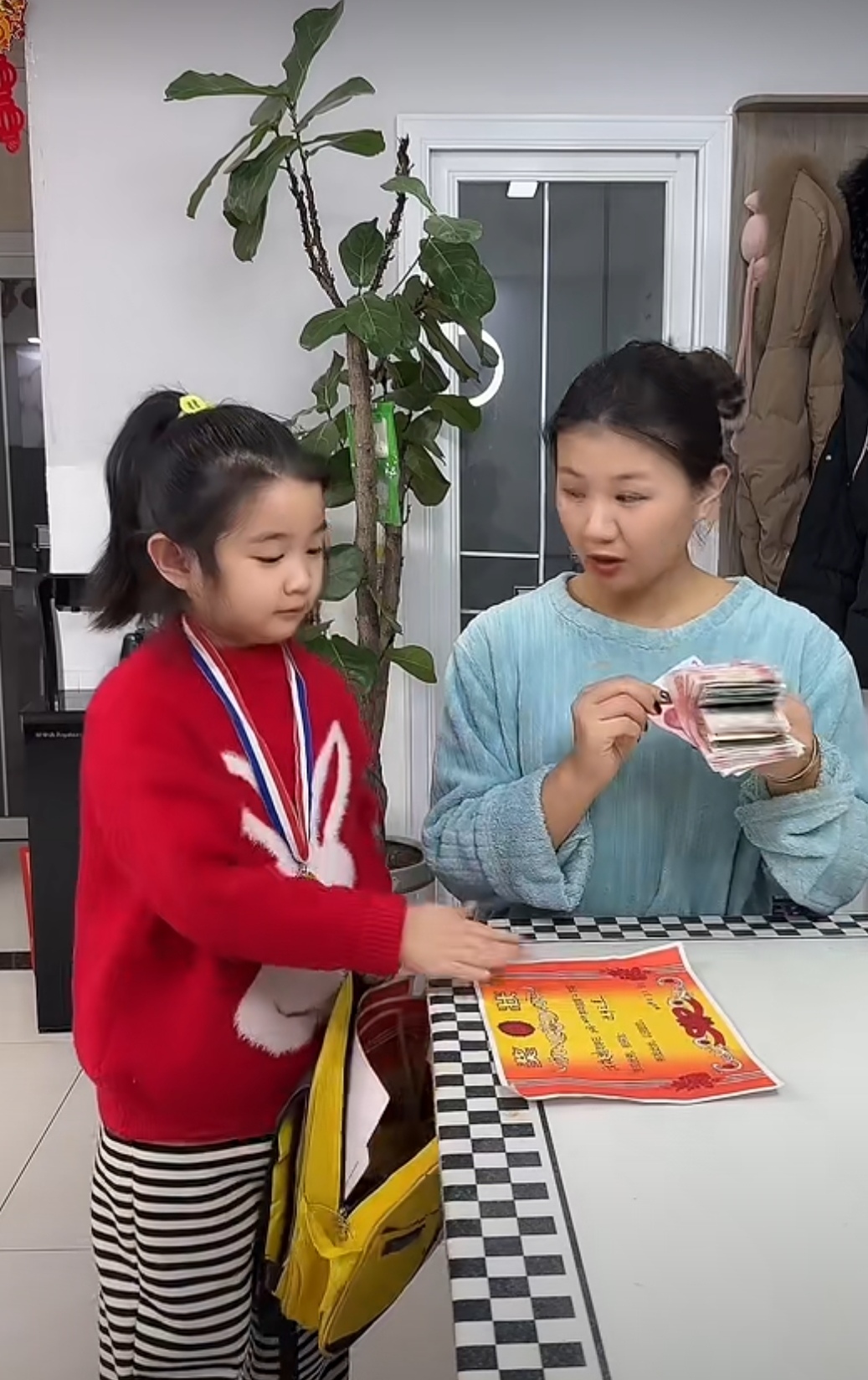 今天刚取完工资正在数着,女儿放学回来了