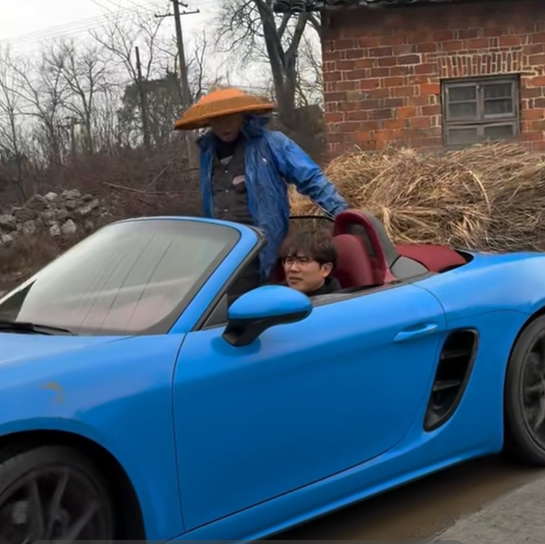 今天回了老家,一到家门口,老爸就瞧见我开的新车