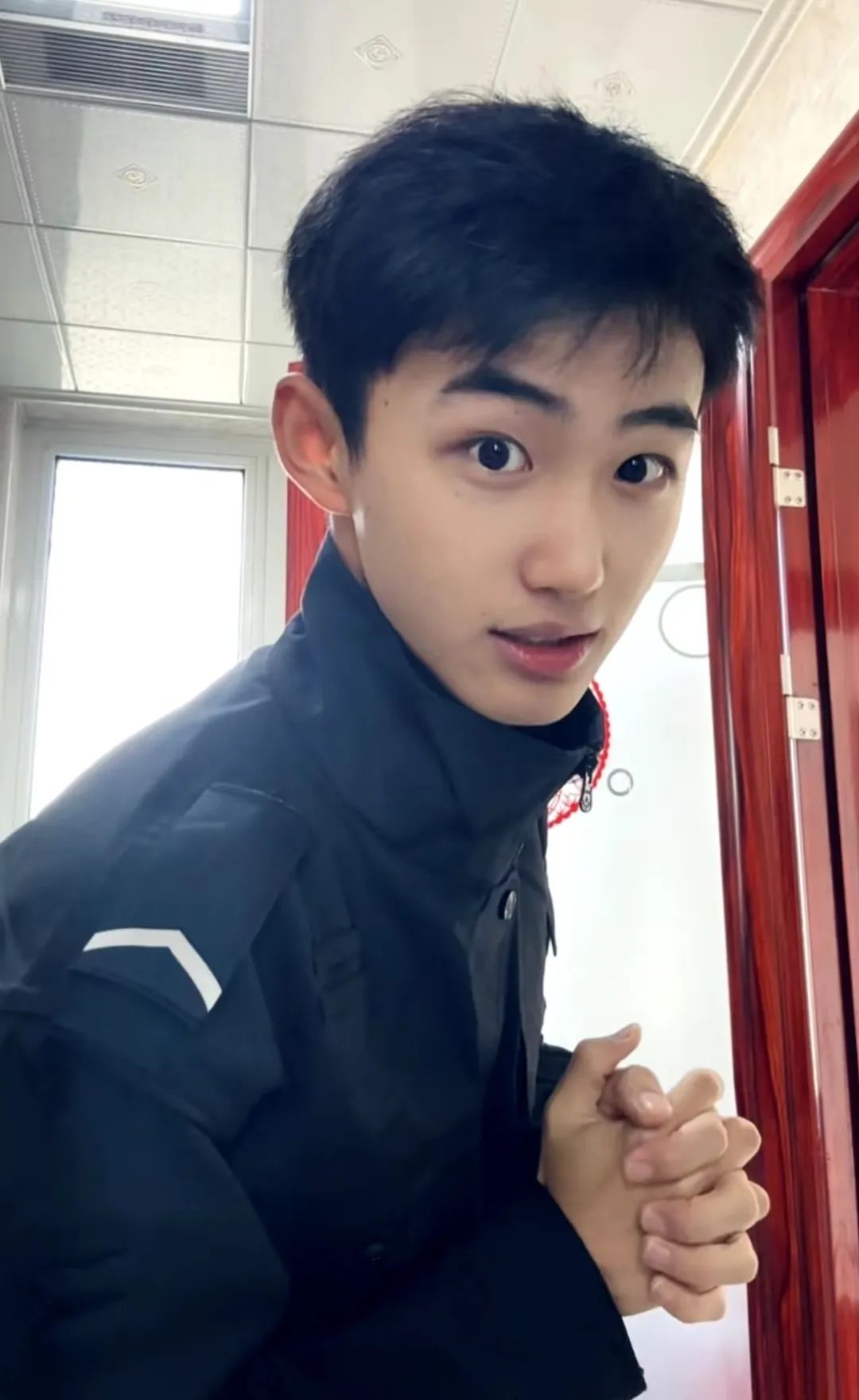 他有一双亮晶晶的大眼睛,就像藏着小星星一样,每次