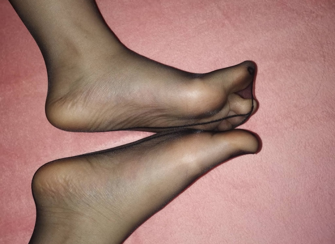 我的脚丫子,今天穿了双新丝袜,感觉不错哦.