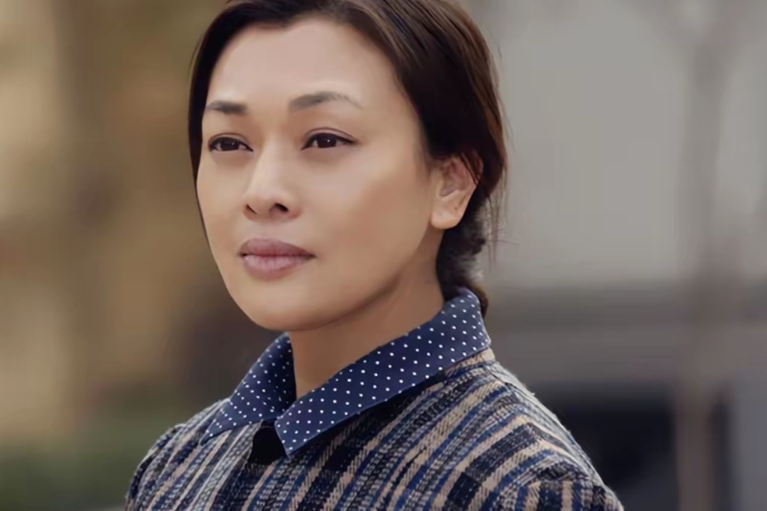 她曾与巩俐并肩而立,青春洋溢地走出中戏大门;她也
