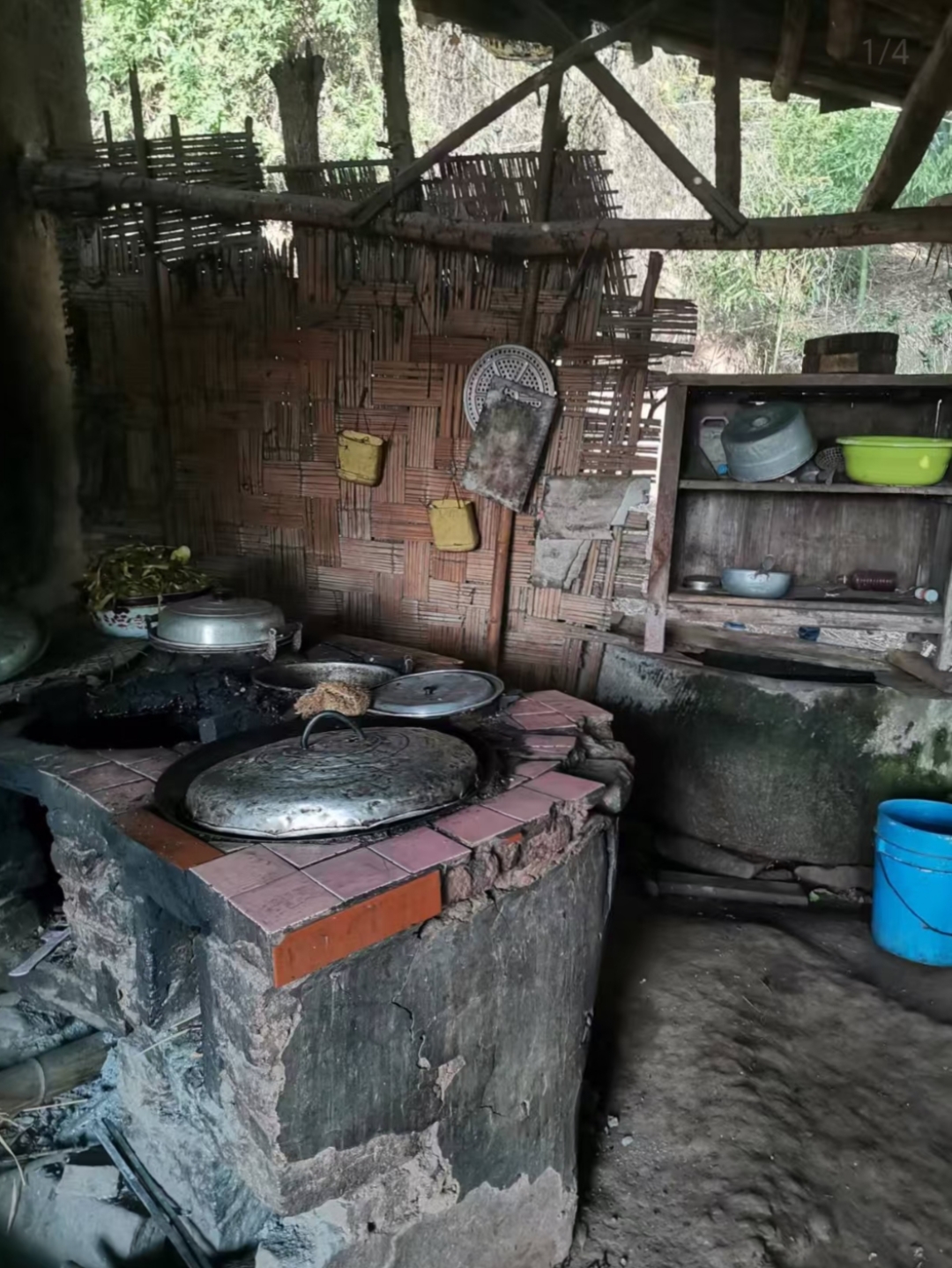 我快乐时总会想起家乡那户贫困户,家徒四壁,靠席草遮风