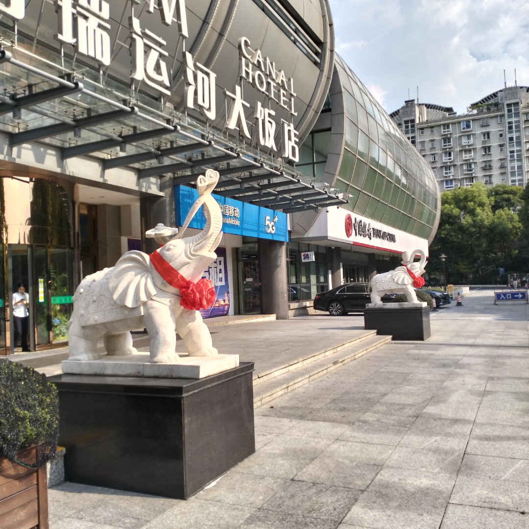 不过这"对象"好像未成年,未成年就出来工作了,工作是给人饭店看大门