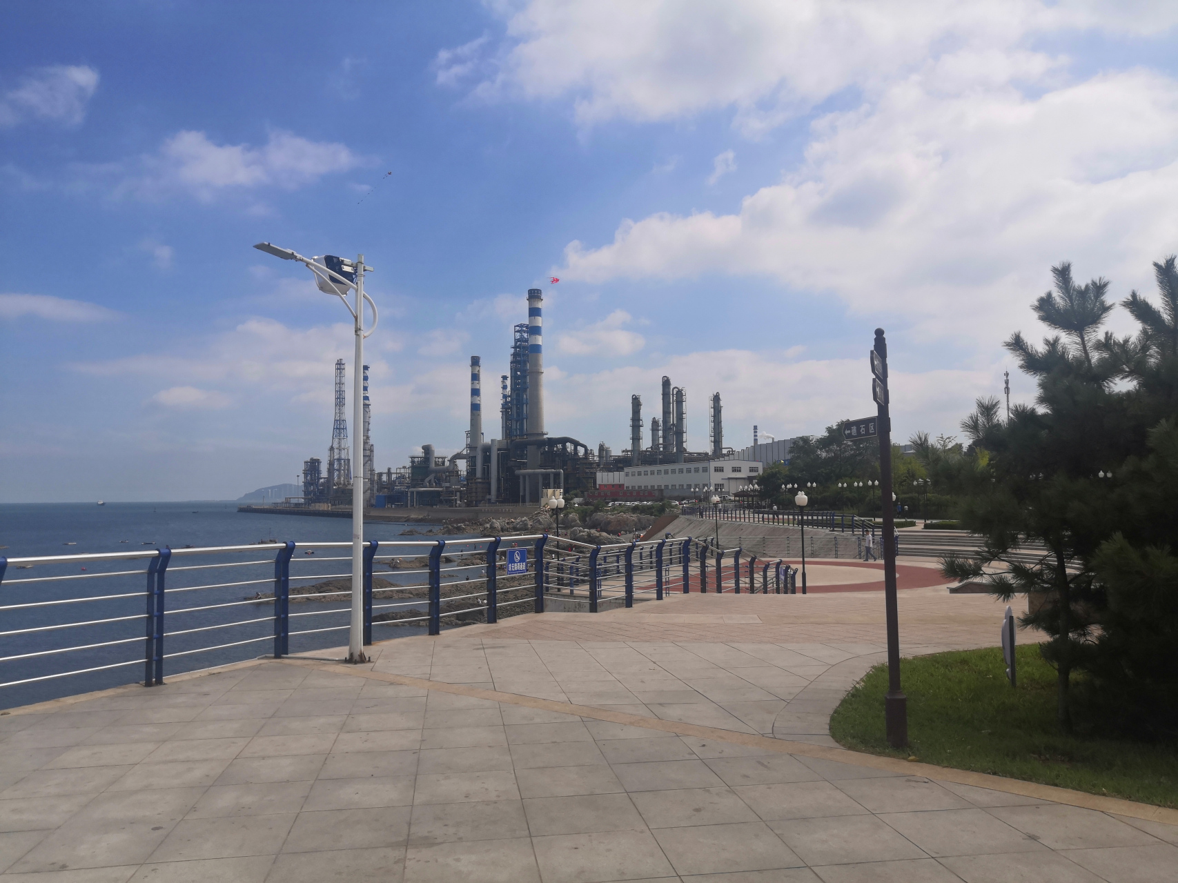 大连蟹子湾公园位于大连五二三厂附近,以前是一个小渔村,叫海茂村,也