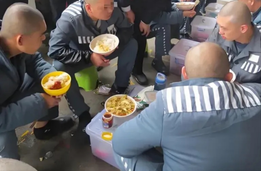事实上,监狱里花钱的地方很多