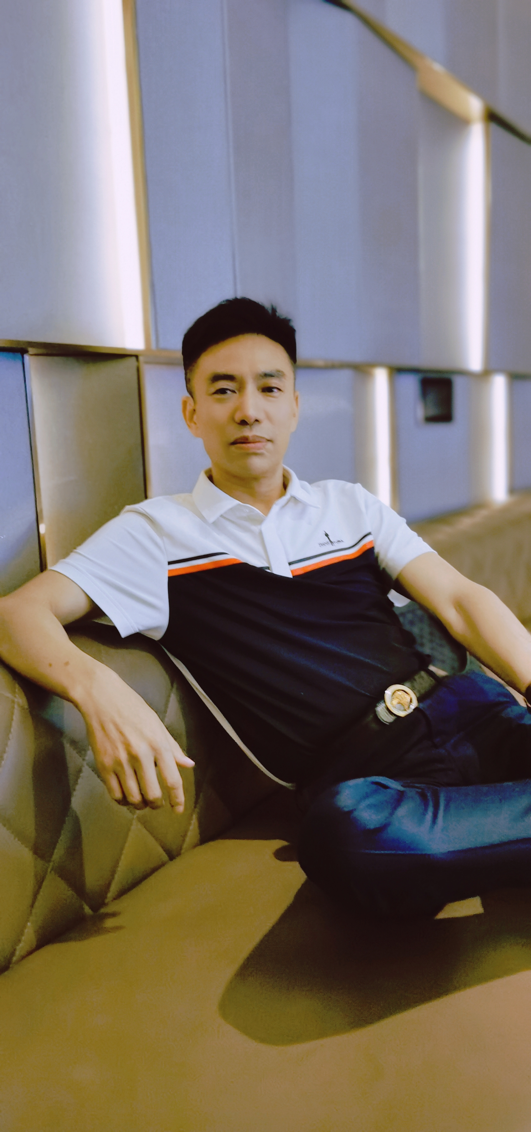 高高的发际线,彰显出他的独特个性,更增添了几分神秘感