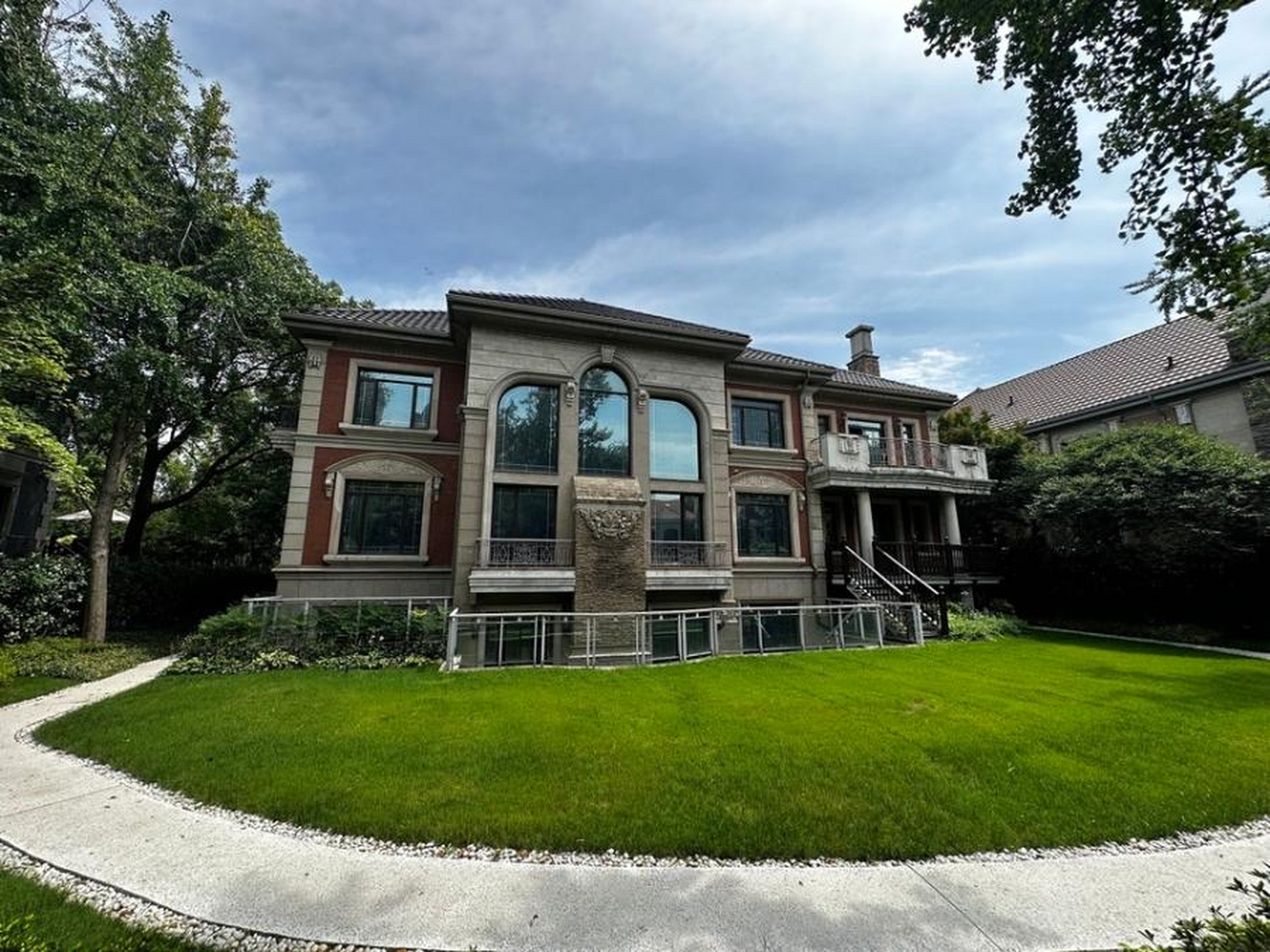 当前,以信息技术为代表的新一轮科技革命和产业变革