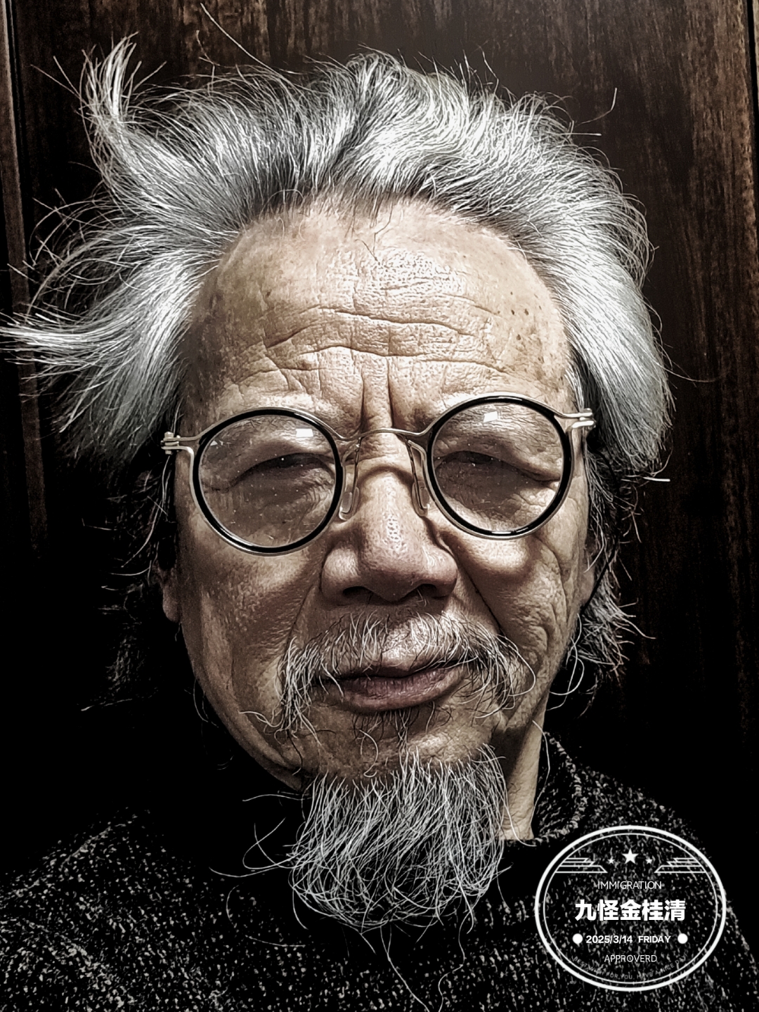 在那个特定的空间里,顶灯光柔和而温暖,照亮了