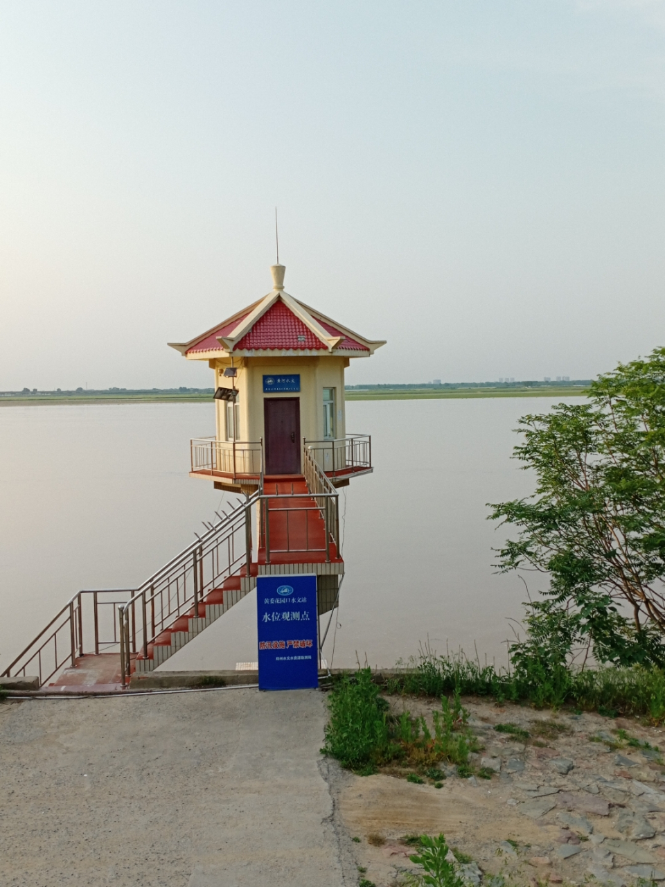 花园口 独自一叶舟 追逐波光粼 东流无尽水 安澜于当今