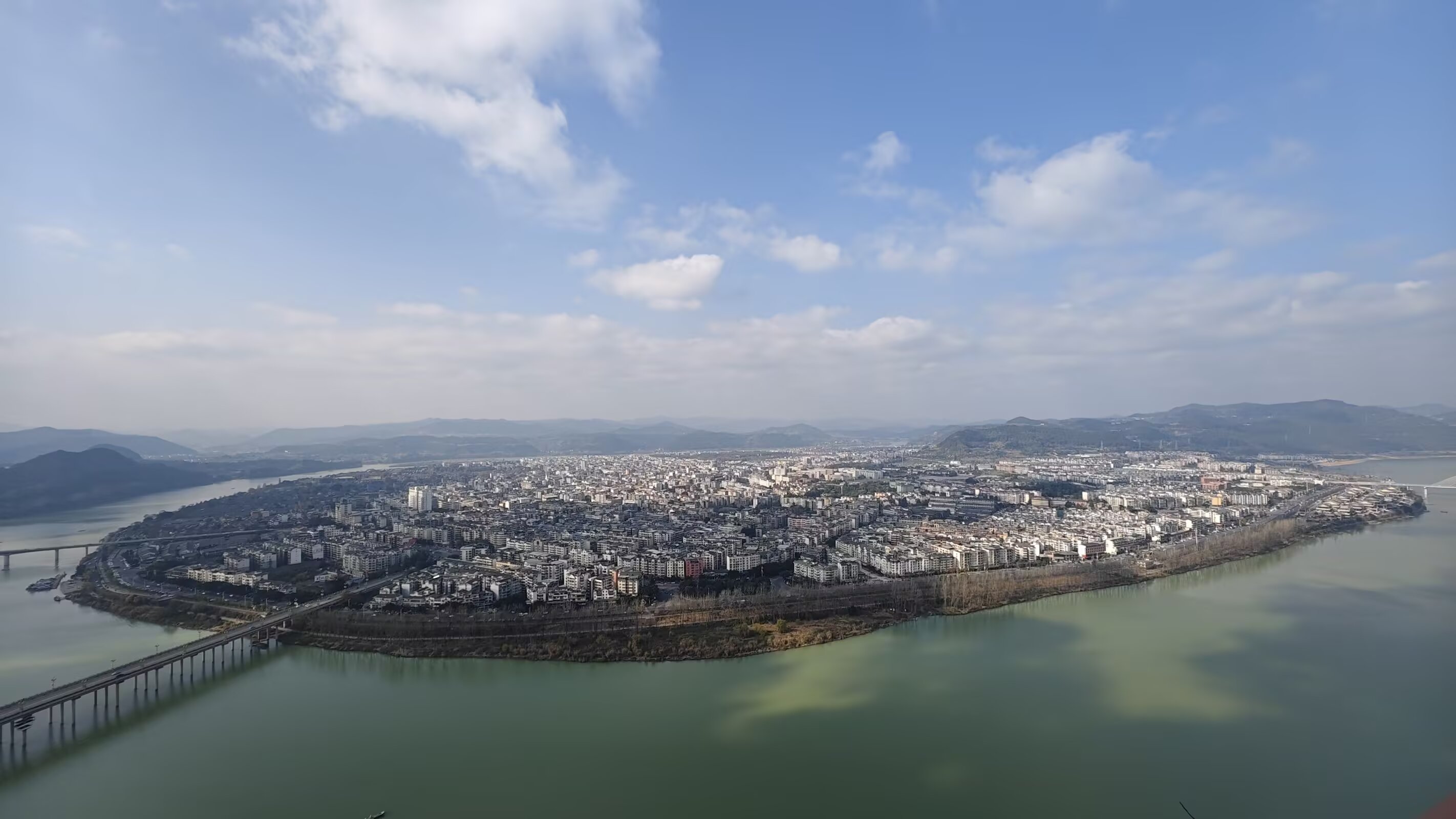 阆中古城是四川七个半岛城市之一,地理位置非常独特,地处因嘉陵江u型