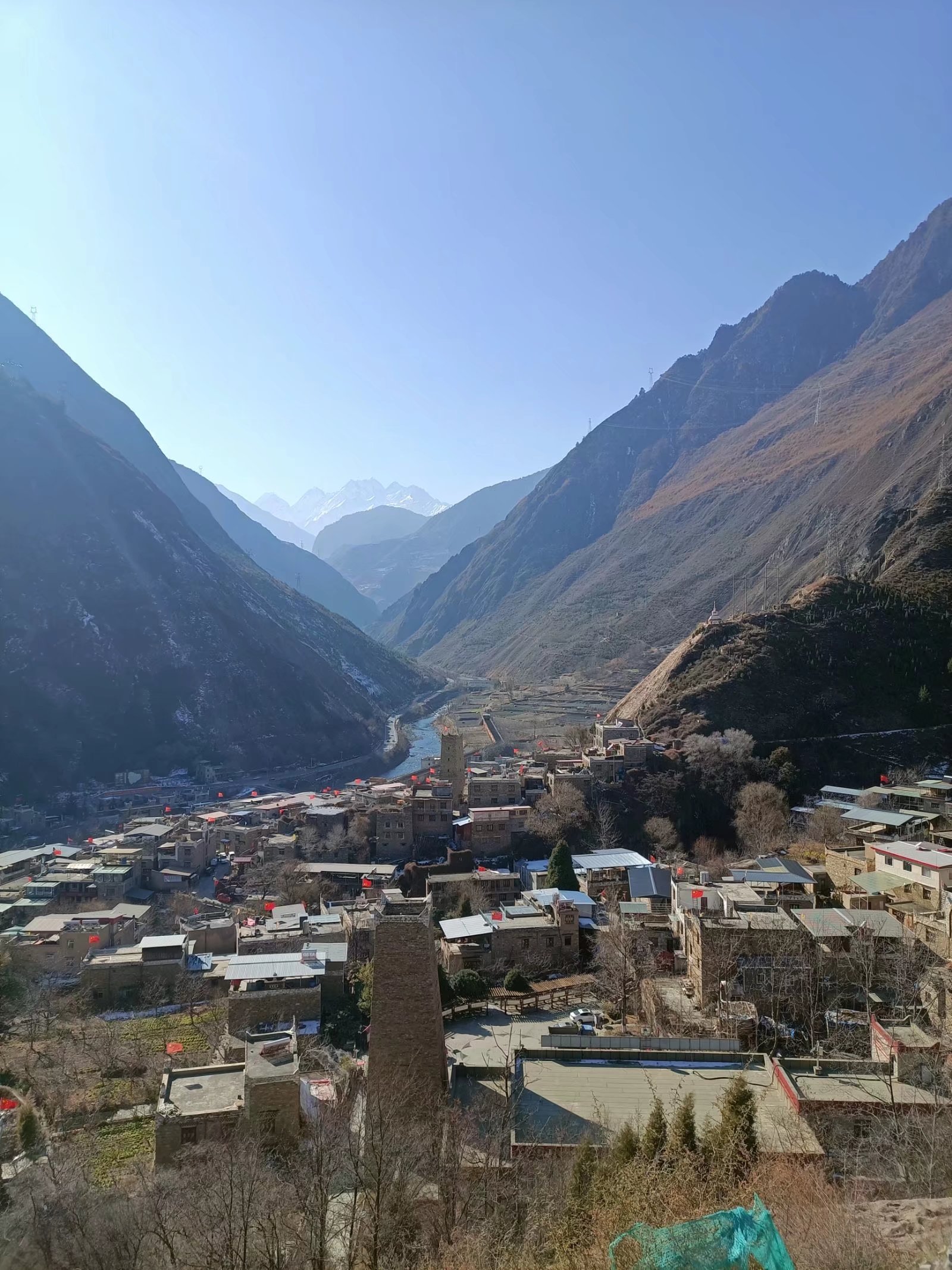 甘堡藏寨是个公路边的藏族村落,汶川地震时毁坏极大,现在重建的很棒.