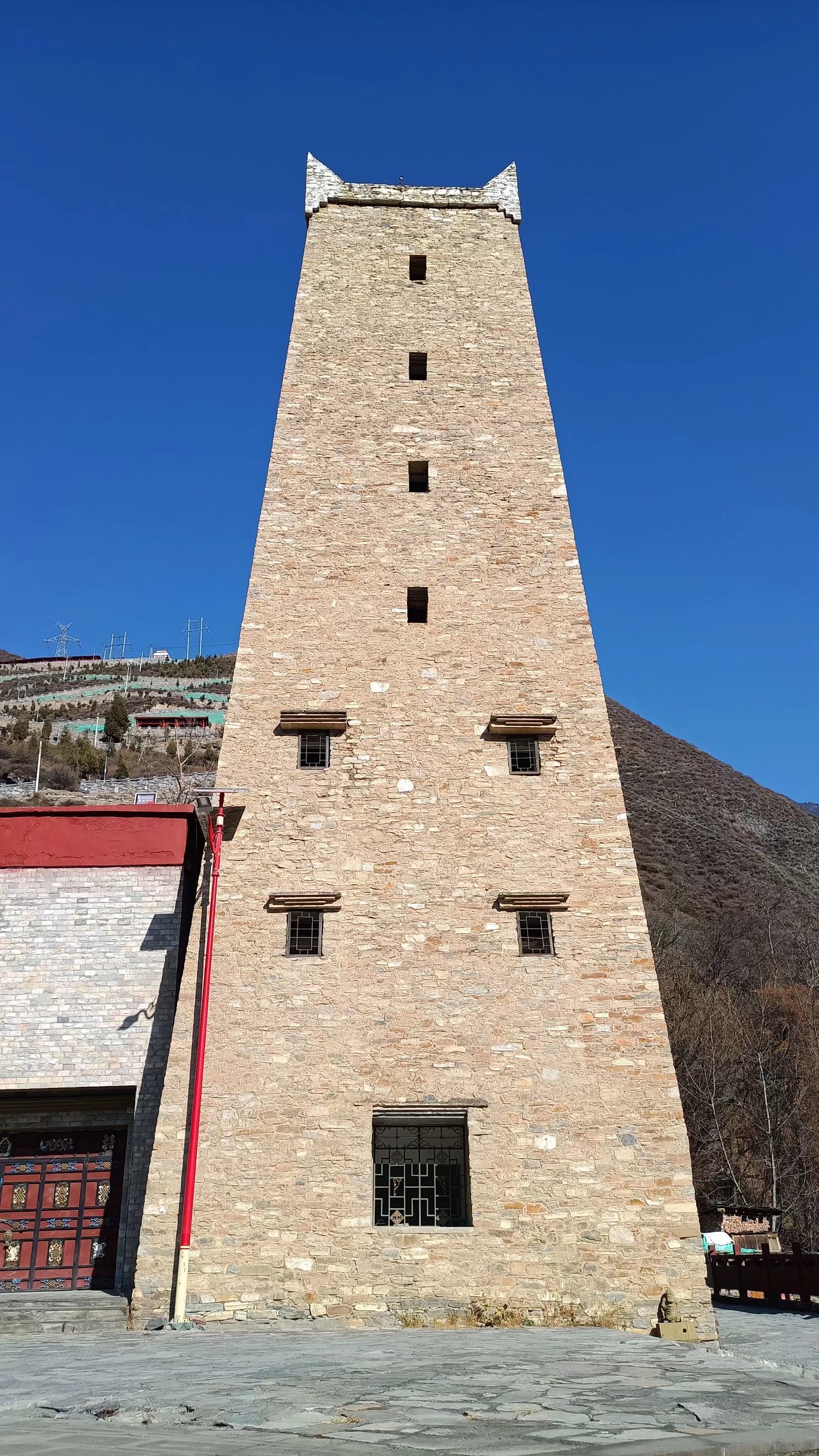 甘堡藏寨是个公路边的藏族村落,汶川地震时毁坏极大,现在重建的很棒.