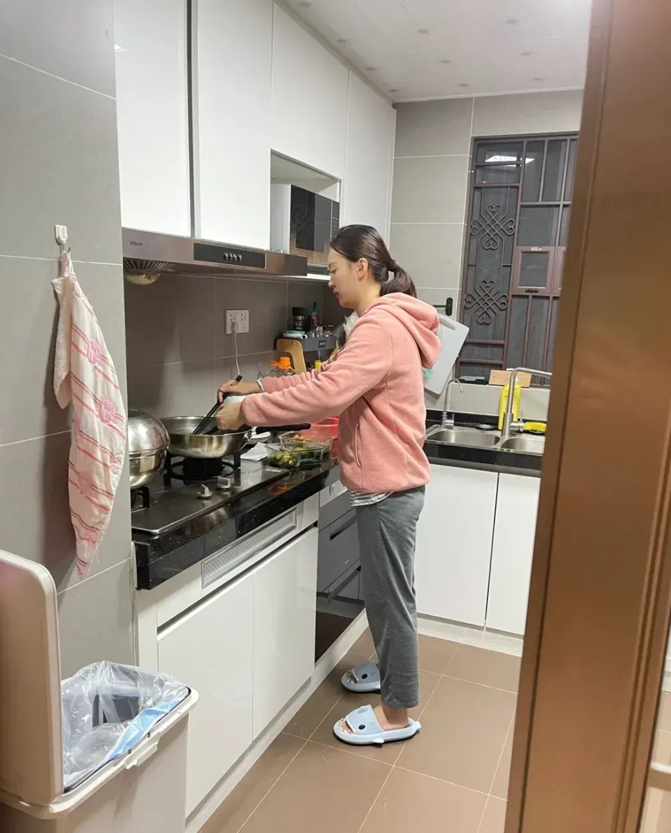 我问她钱都花哪儿了,她立马火了,说我女人在家里的照片女孩子现实中