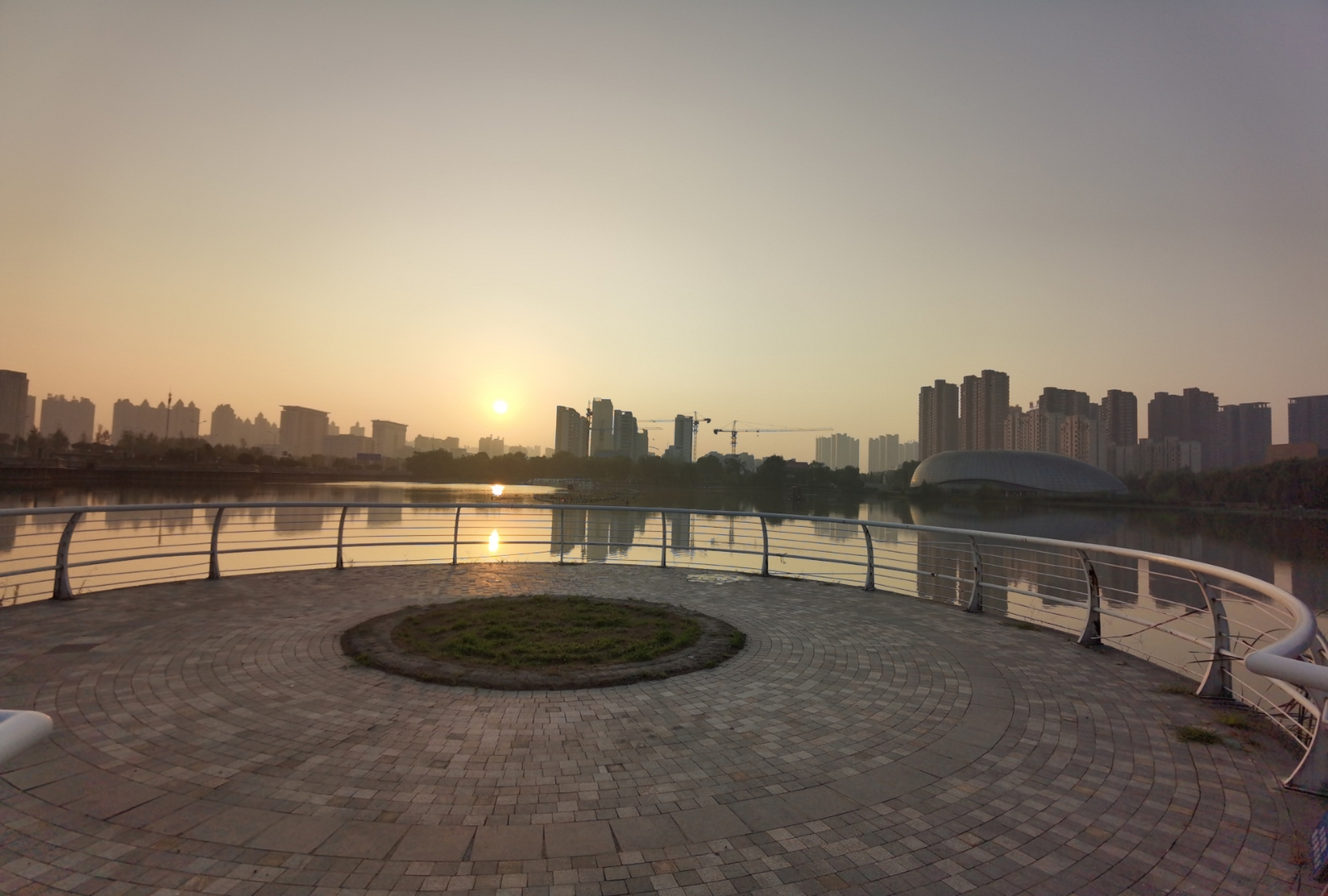 晨曦中的月湾湖