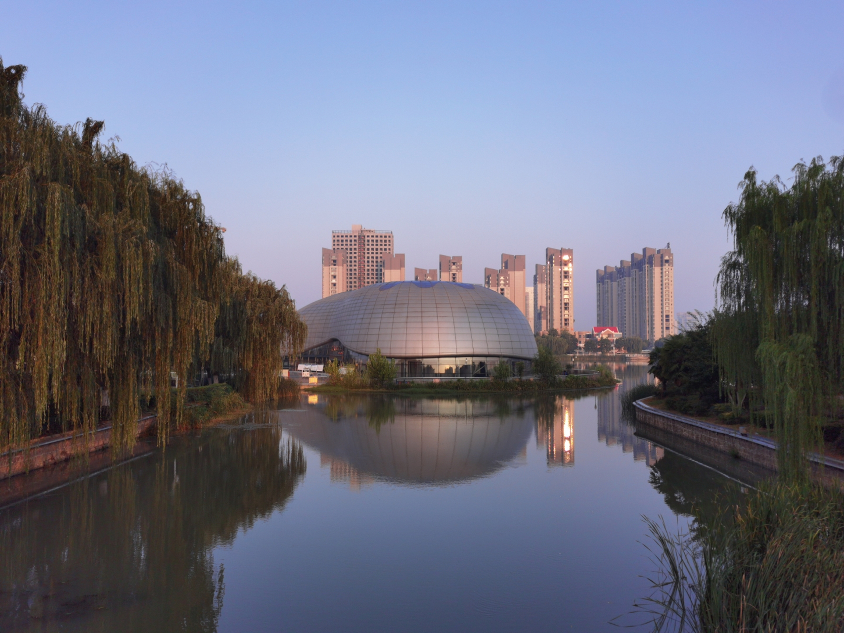 晨曦中的月湾湖