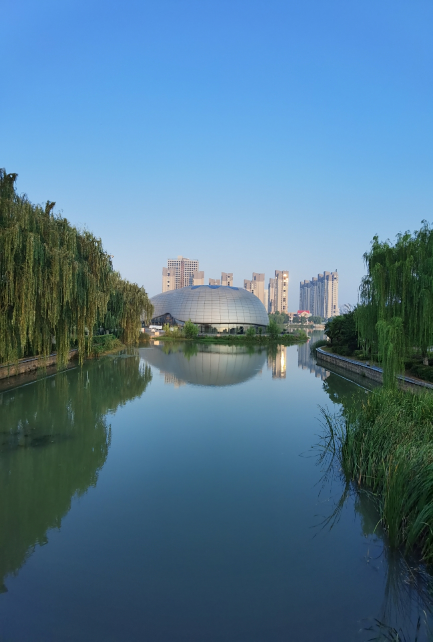 晨曦中的月湾湖