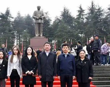 王效芝,带着全家去祭拜祖先