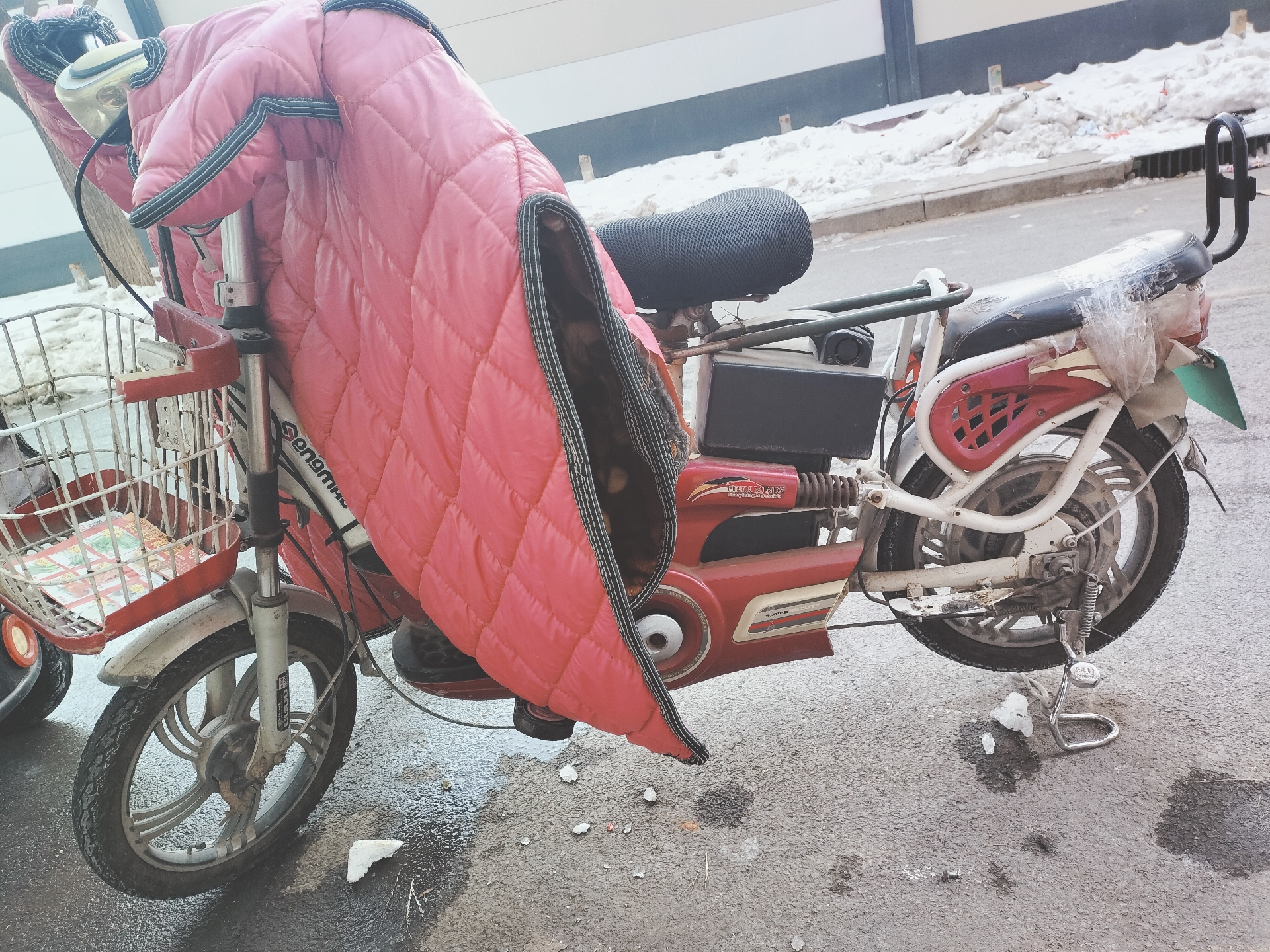 这个僧帽电动车是2011年元旦买的,已经跟随我十多年时间了,但跑在路上