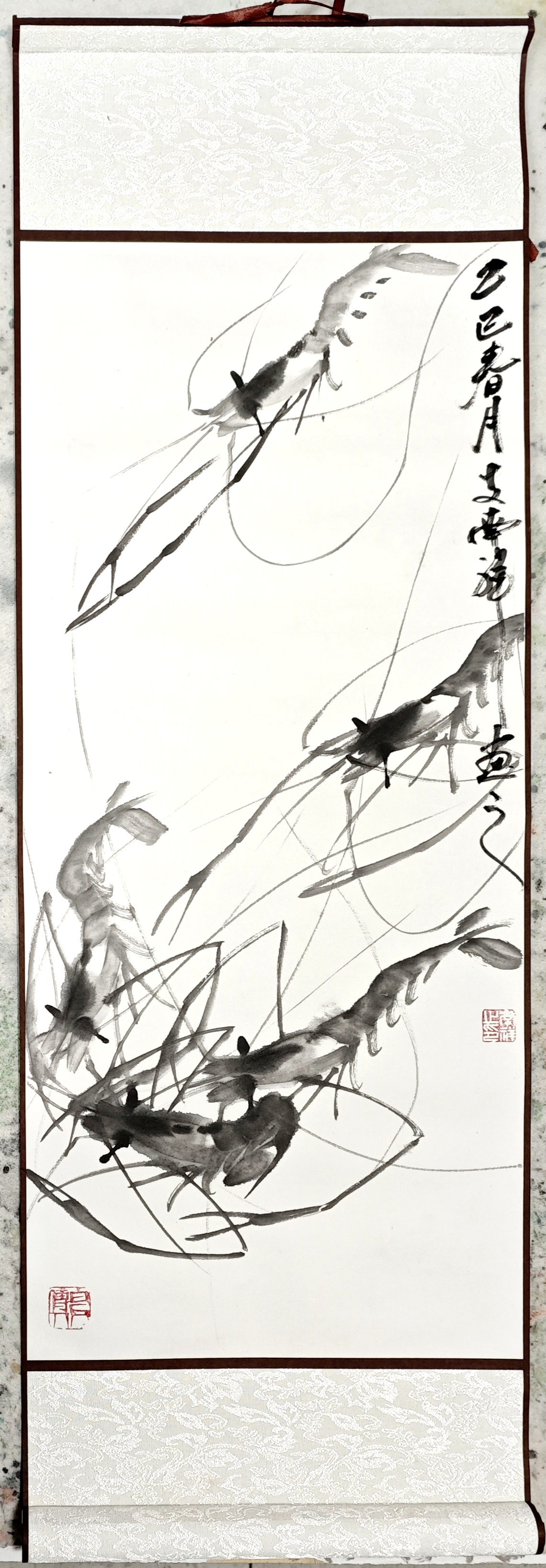 "这画上的虾画得太逼真了,感觉它们在纸上横行霸道!