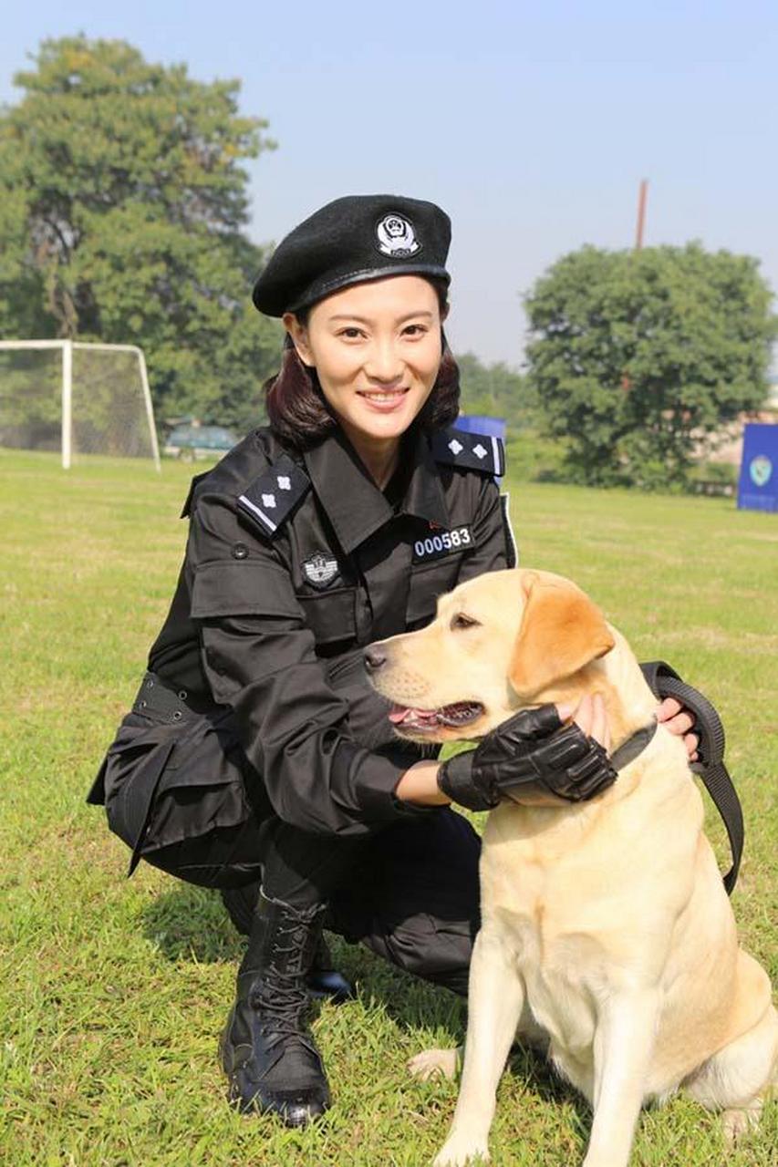 警花与警犬的樱桃图片